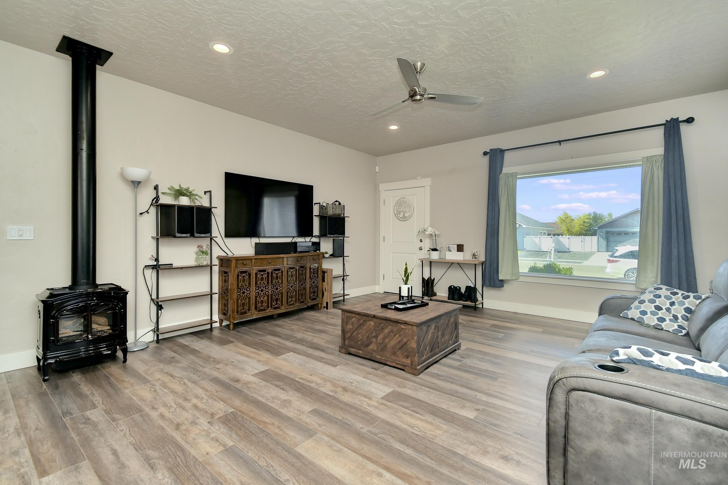 202 E Leon St, New Plymouth, Idaho 83655-5543, 3 Bedrooms, 2 Bathrooms, Residential For Sale, Price $368,000,MLS 98974070