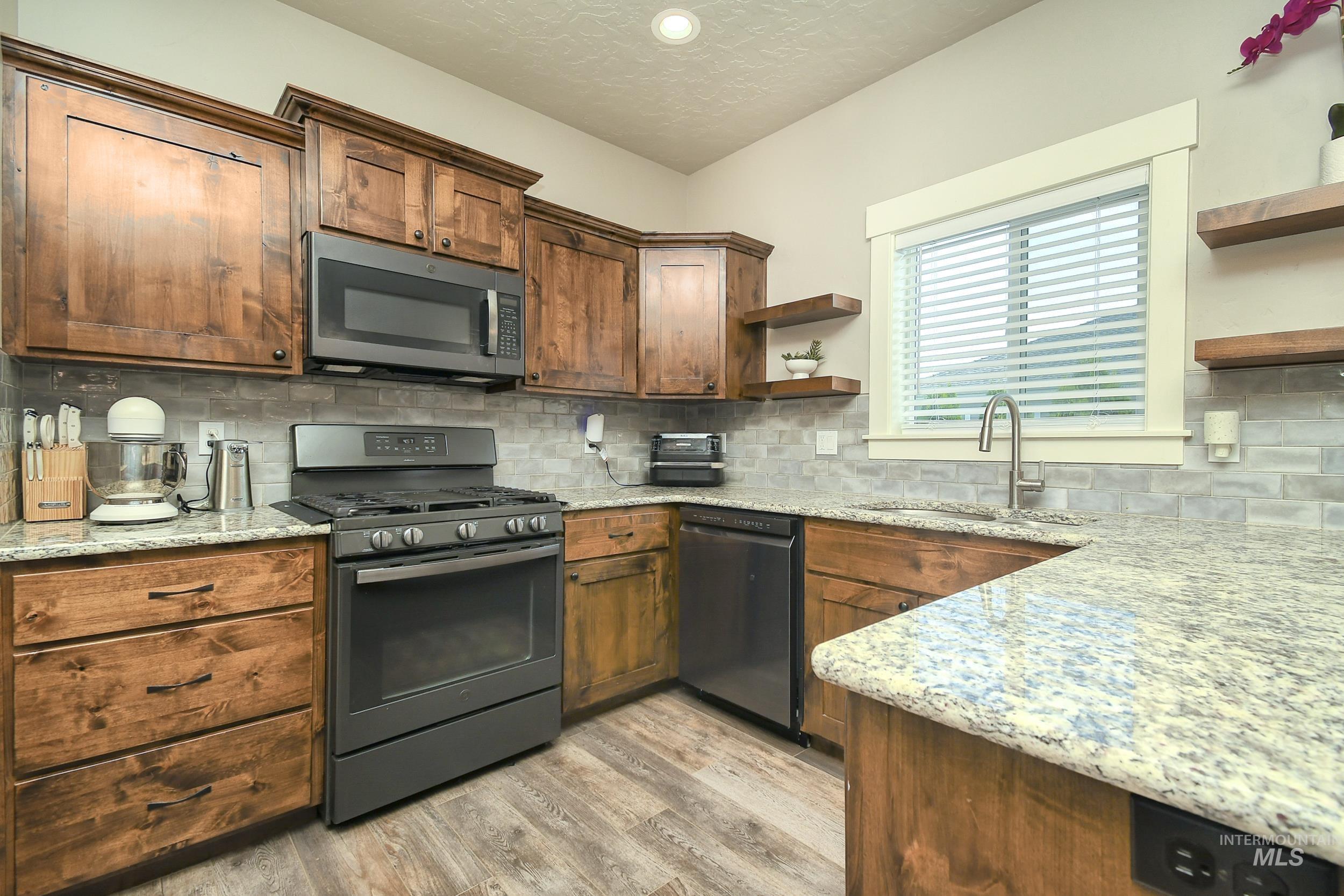 202 E Leon St, New Plymouth, Idaho 83655-5543, 3 Bedrooms, 2 Bathrooms, Residential For Sale, Price $368,000,MLS 98974070