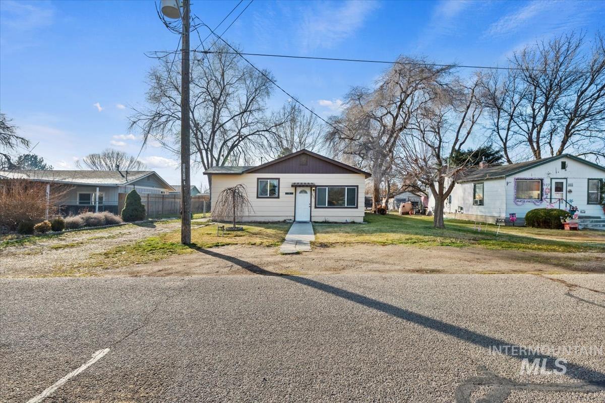 351 E 3rd St, Kuna, Idaho 83634, 4 Bedrooms, 2 Bathrooms, Residential For Sale, Price $359,999,MLS 98974072