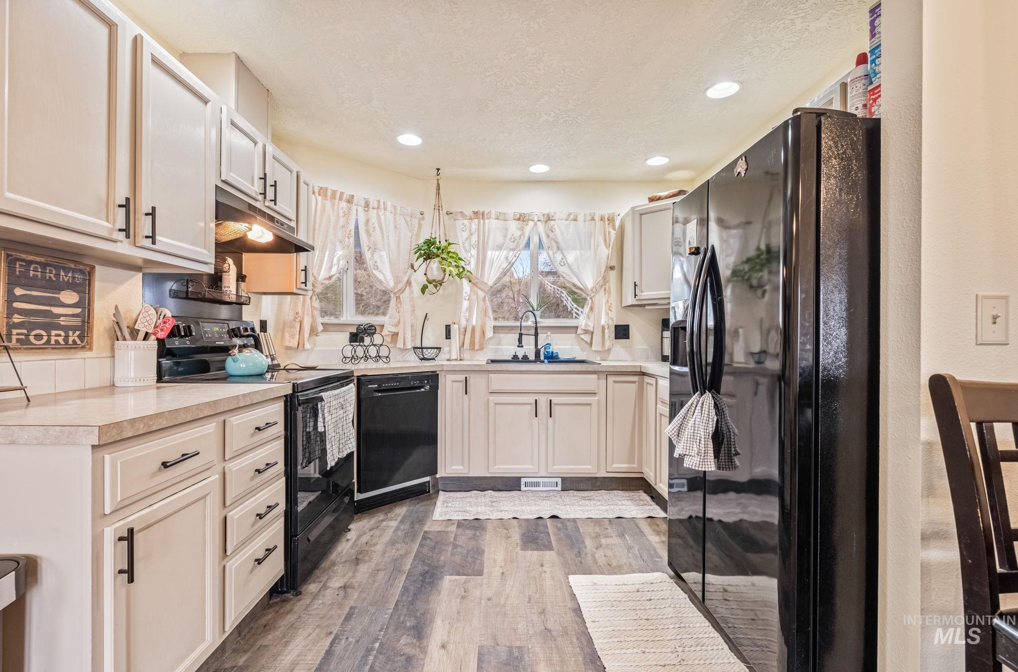 3914 Wild Wood Ln, New Plymouth, Idaho 83655, 3 Bedrooms, 2 Bathrooms, Residential For Sale, Price $469,000,MLS 98974078