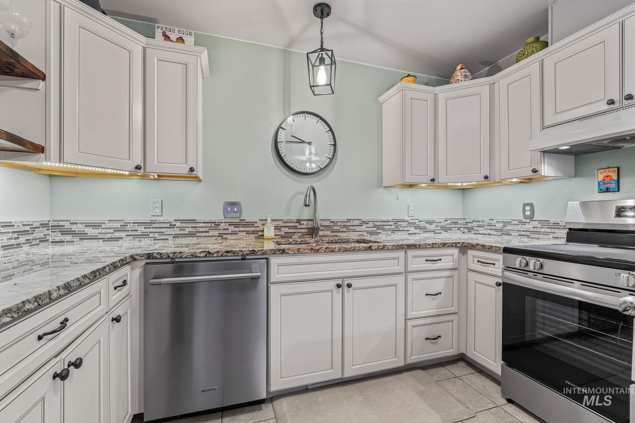 2750 N Macondray Ln, Boise, Idaho 83707, 3 Bedrooms, 2 Bathrooms, Residential For Sale, Price $399,000,MLS 98974104