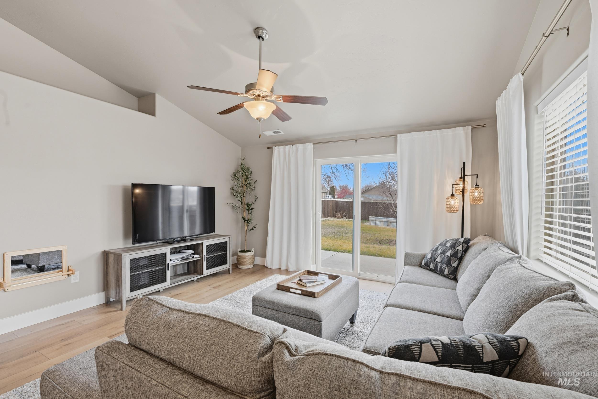 1218 S 19th St, Nampa, Idaho 83686, 3 Bedrooms, 2 Bathrooms, Residential For Sale, Price $407,000,MLS 98974106