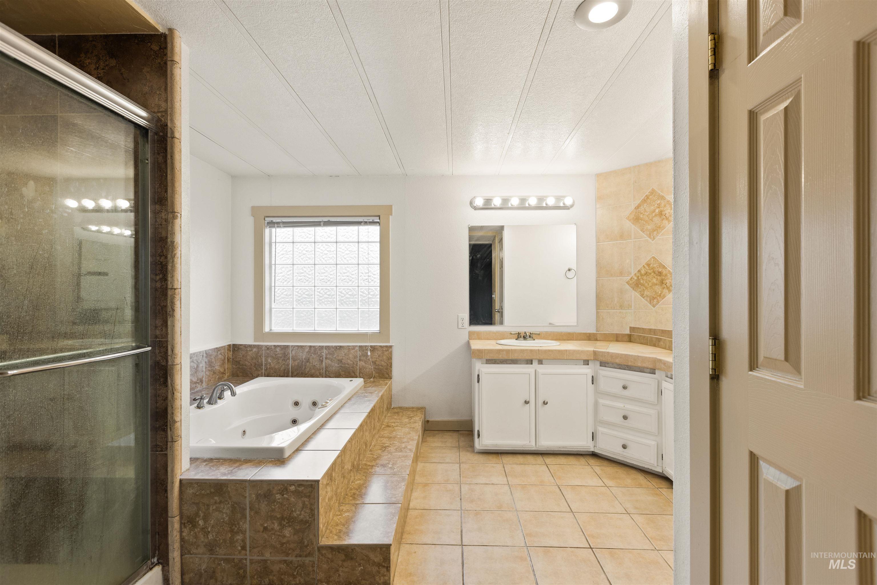 5339 W Boone Ct, Boise, Idaho 83705, 3 Bedrooms, 2 Bathrooms, Residential For Sale, Price $370,000,MLS 98974125