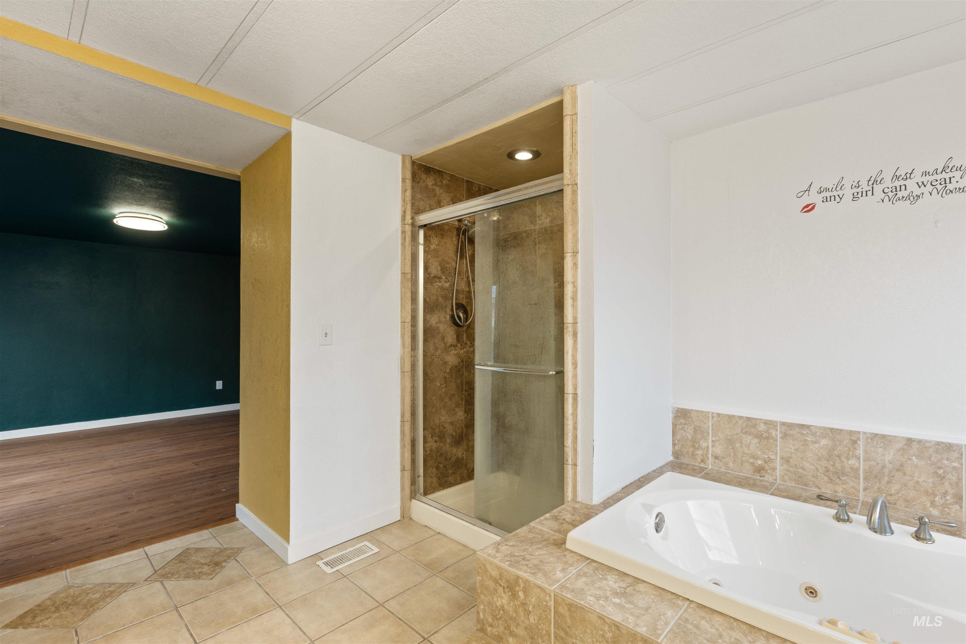 5339 W Boone Ct, Boise, Idaho 83705, 3 Bedrooms, 2 Bathrooms, Residential For Sale, Price $370,000,MLS 98974125