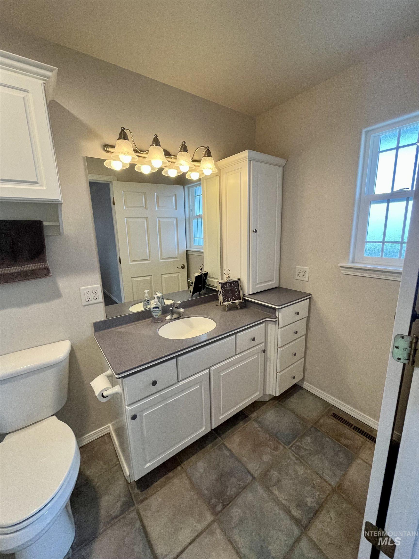 989 O'Leary Way, Twin Falls, Idaho 83301, 3 Bedrooms, 2 Bathrooms, Residential For Sale, Price $399,000,MLS 98974133