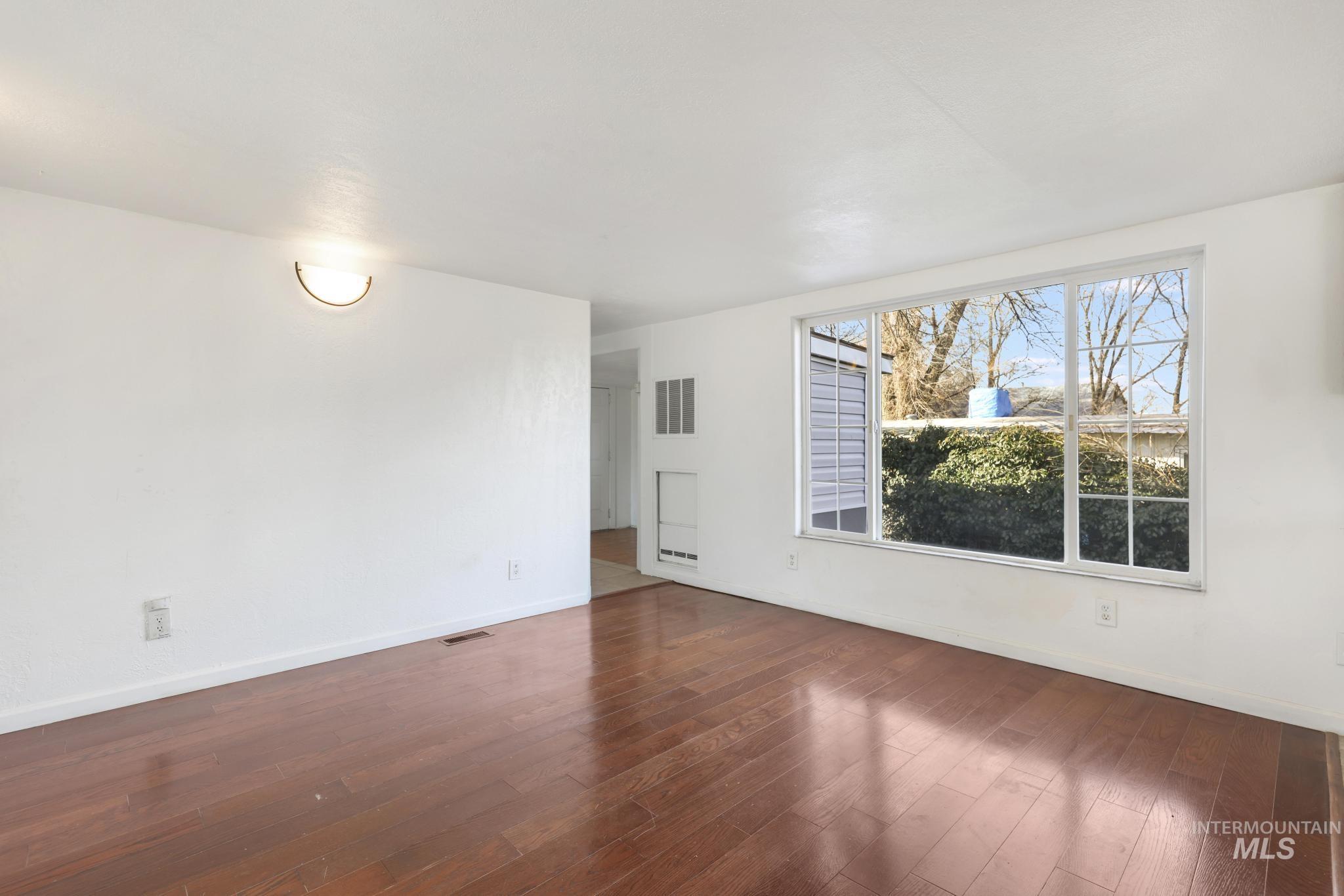 150 E Orchard, Hagerman, Idaho 83332, 2 Bedrooms, 1 Bathroom, Residential For Sale, Price $145,000,MLS 98974136