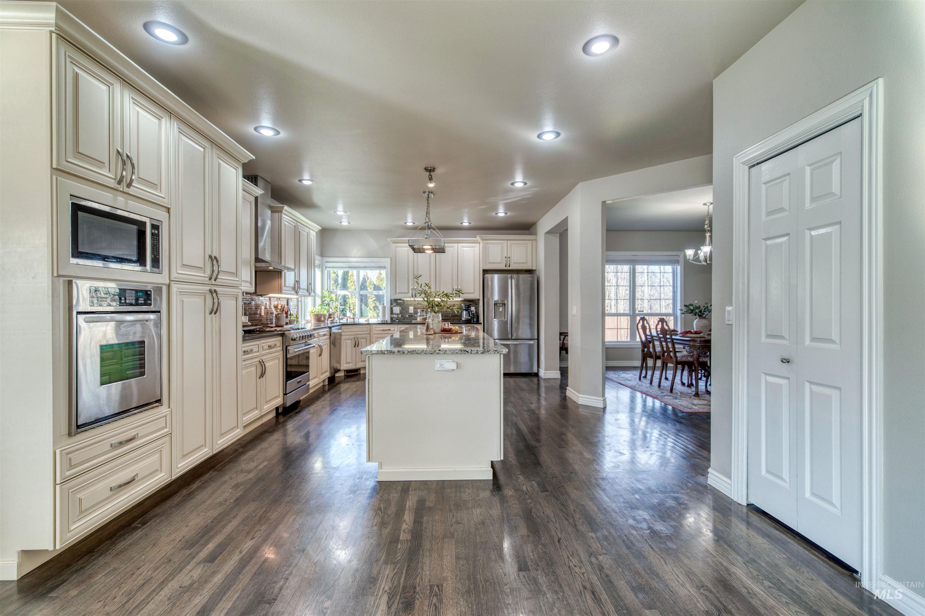 85 S Vandries Ave, Eagle, Idaho 83616-5828, 6 Bedrooms, 3.5 Bathrooms, Residential For Sale, Price $999,900,MLS 98974143