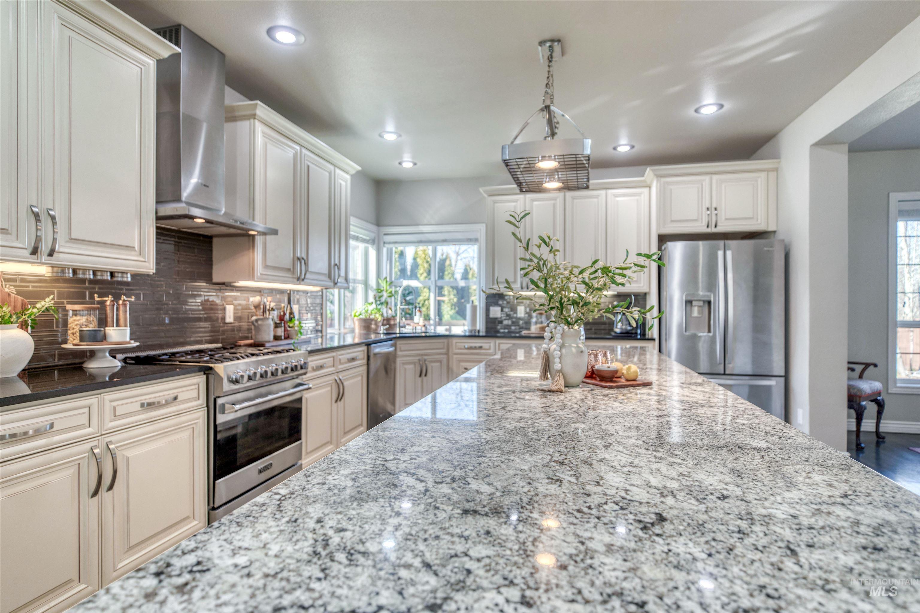 85 S Vandries Ave, Eagle, Idaho 83616-5828, 6 Bedrooms, 3.5 Bathrooms, Residential For Sale, Price $999,900,MLS 98974143