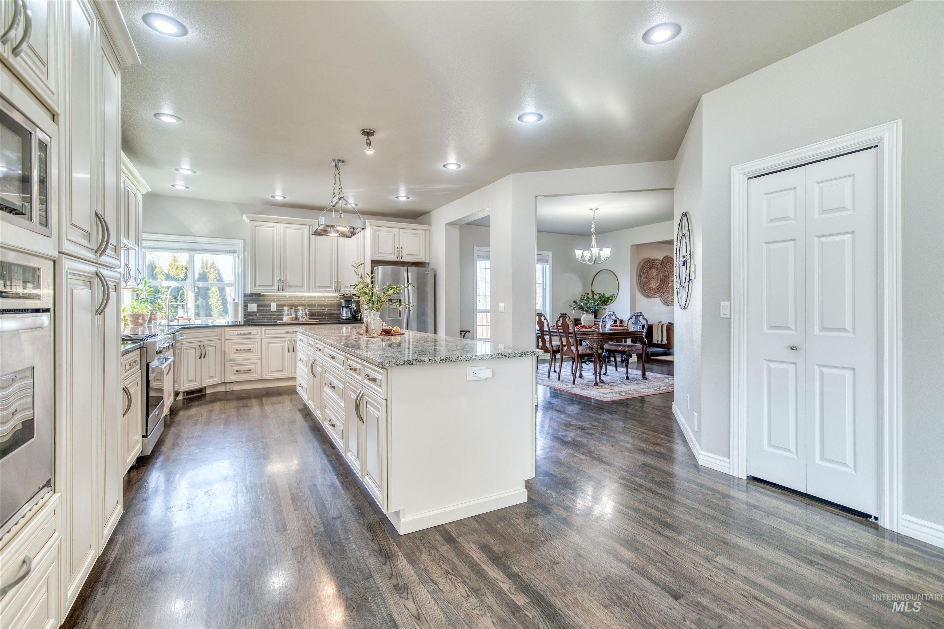 85 S Vandries Ave, Eagle, Idaho 83616-5828, 6 Bedrooms, 3.5 Bathrooms, Residential For Sale, Price $999,900,MLS 98974143