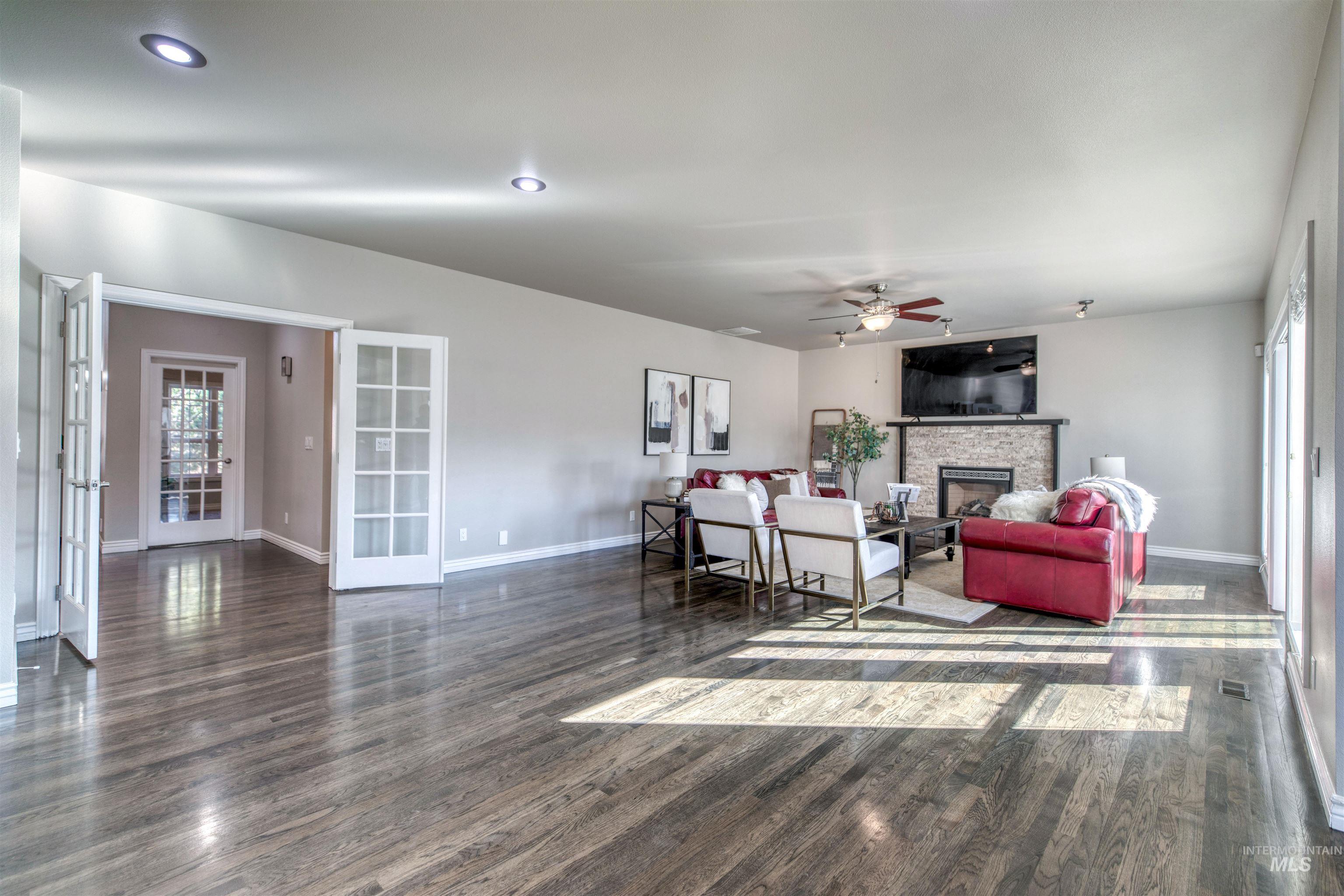 85 S Vandries Ave, Eagle, Idaho 83616-5828, 6 Bedrooms, 3.5 Bathrooms, Residential For Sale, Price $999,900,MLS 98974143