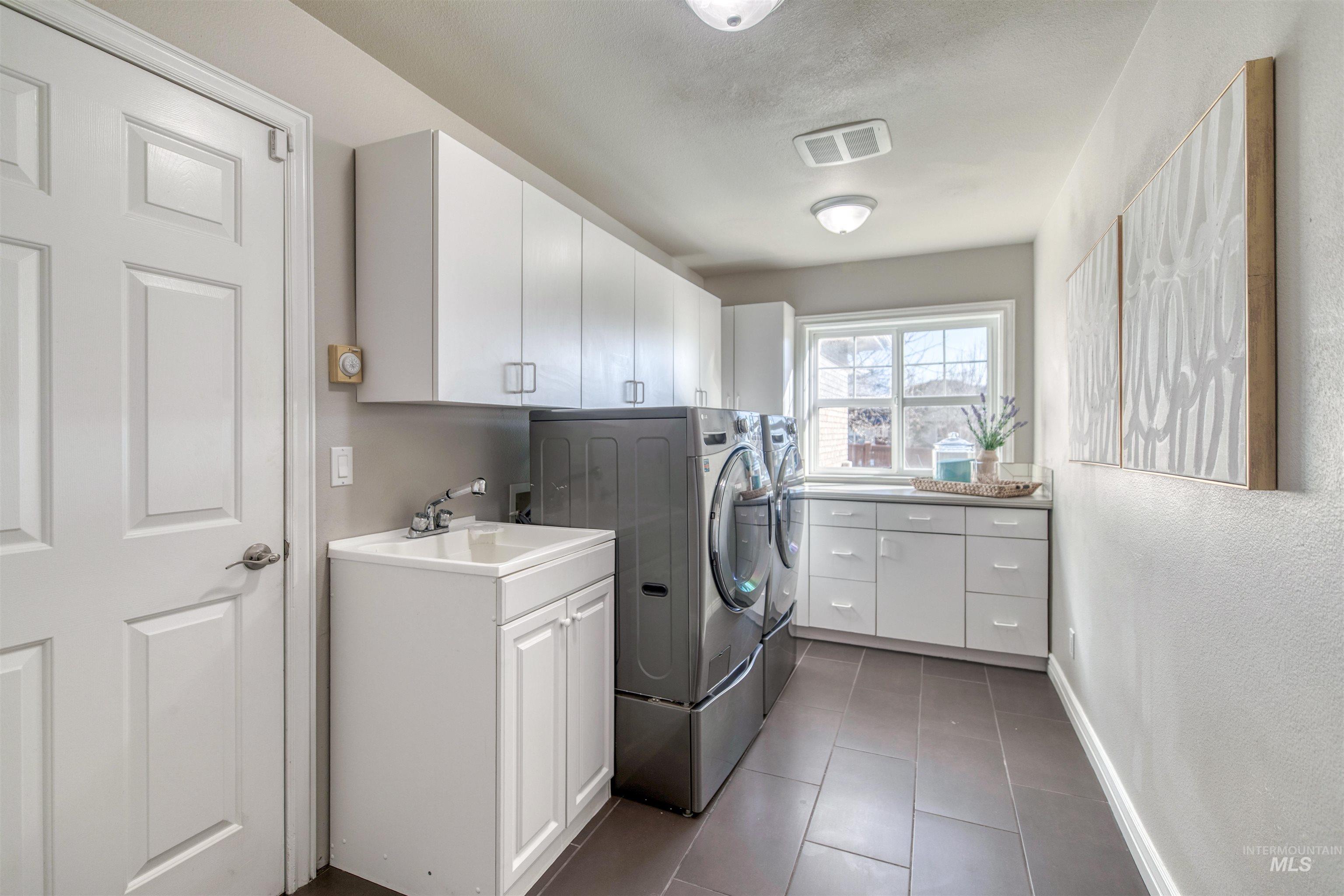 85 S Vandries Ave, Eagle, Idaho 83616-5828, 6 Bedrooms, 3.5 Bathrooms, Residential For Sale, Price $999,900,MLS 98974143