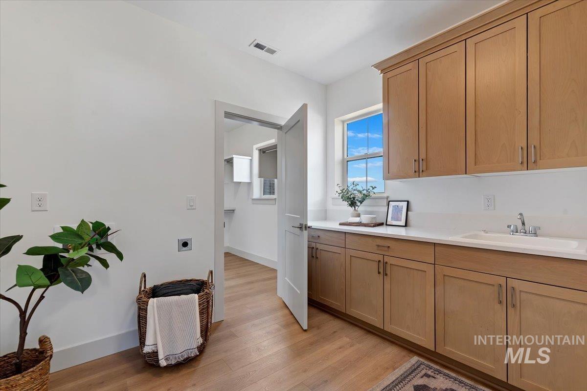 6920 N Spencer Way, Meridian, Idaho 83646, 5 Bedrooms, 4.5 Bathrooms, Residential For Sale, Price $999,900,MLS 98974155