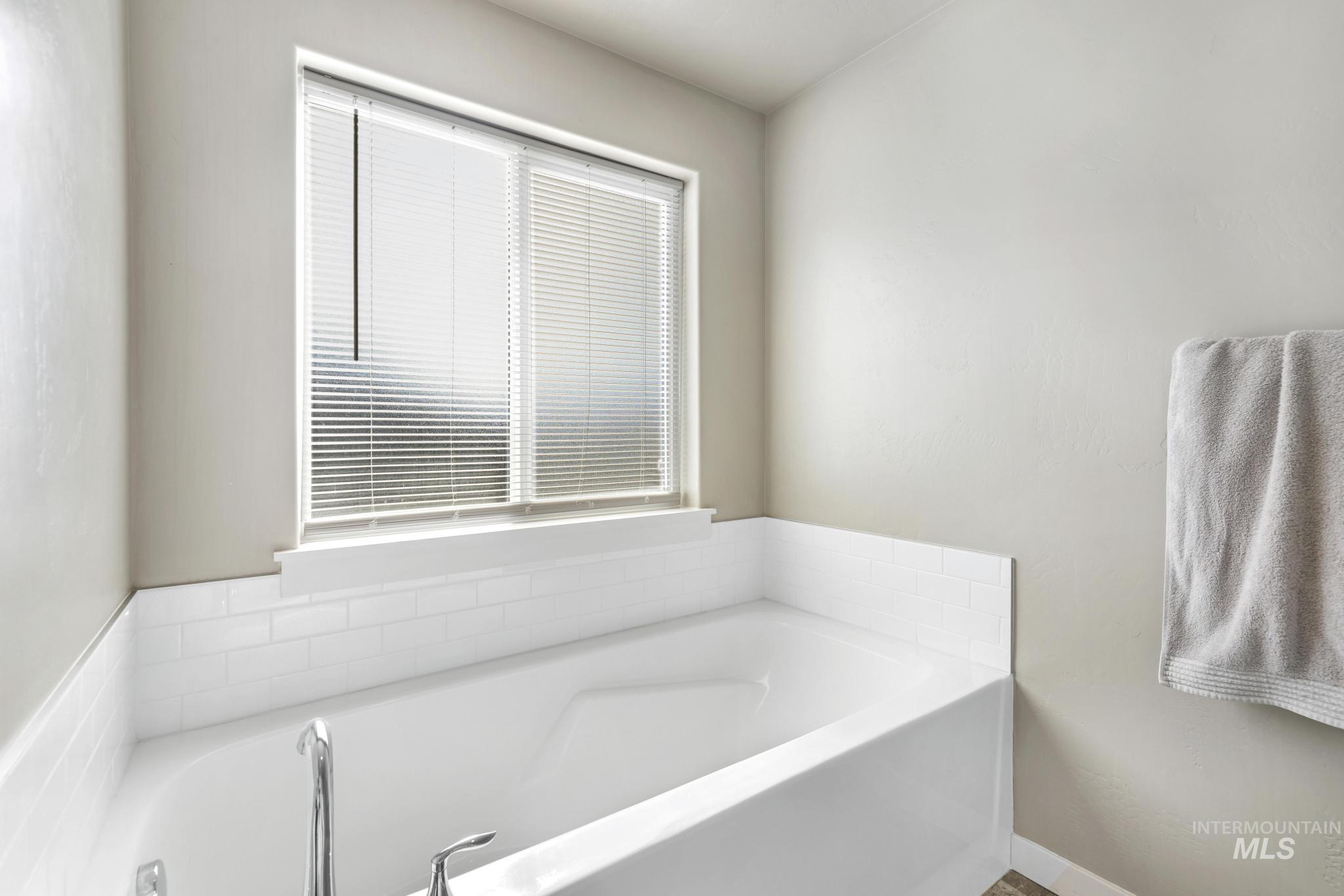 2786 Whitebark Ln, Twin Falls, Idaho 83301-6094, 3 Bedrooms, 2.5 Bathrooms, Residential For Sale, Price $460,000,MLS 98974172