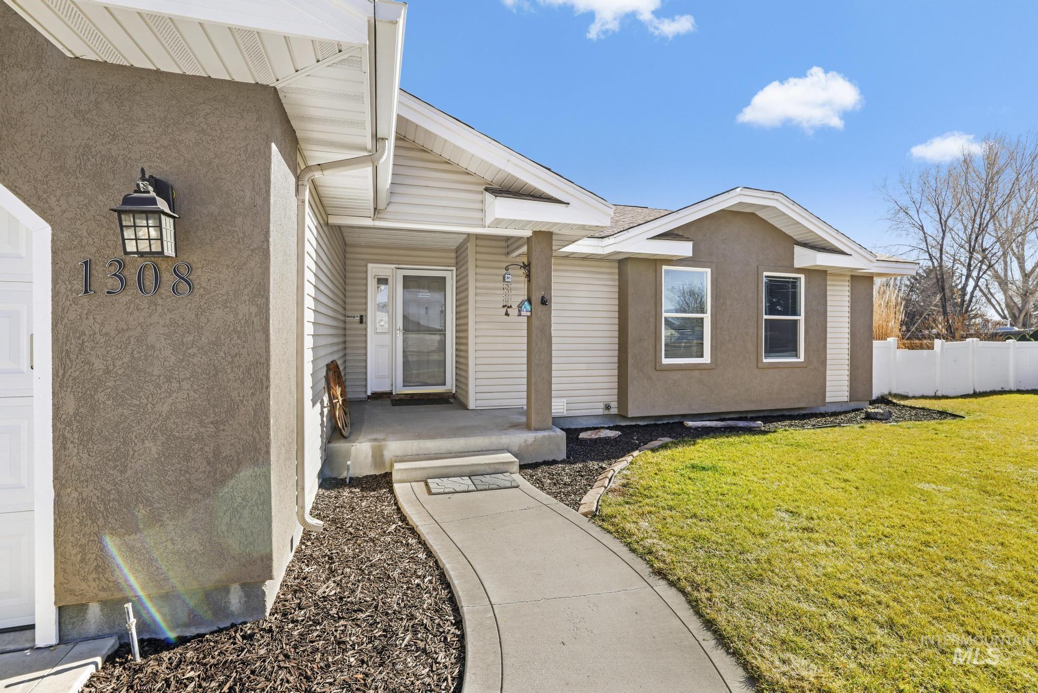 1308 Park Meadows Dr, Twin Falls, Idaho 83301-3279, 3 Bedrooms, 2 Bathrooms, Residential For Sale, Price $375,000,MLS 98974192