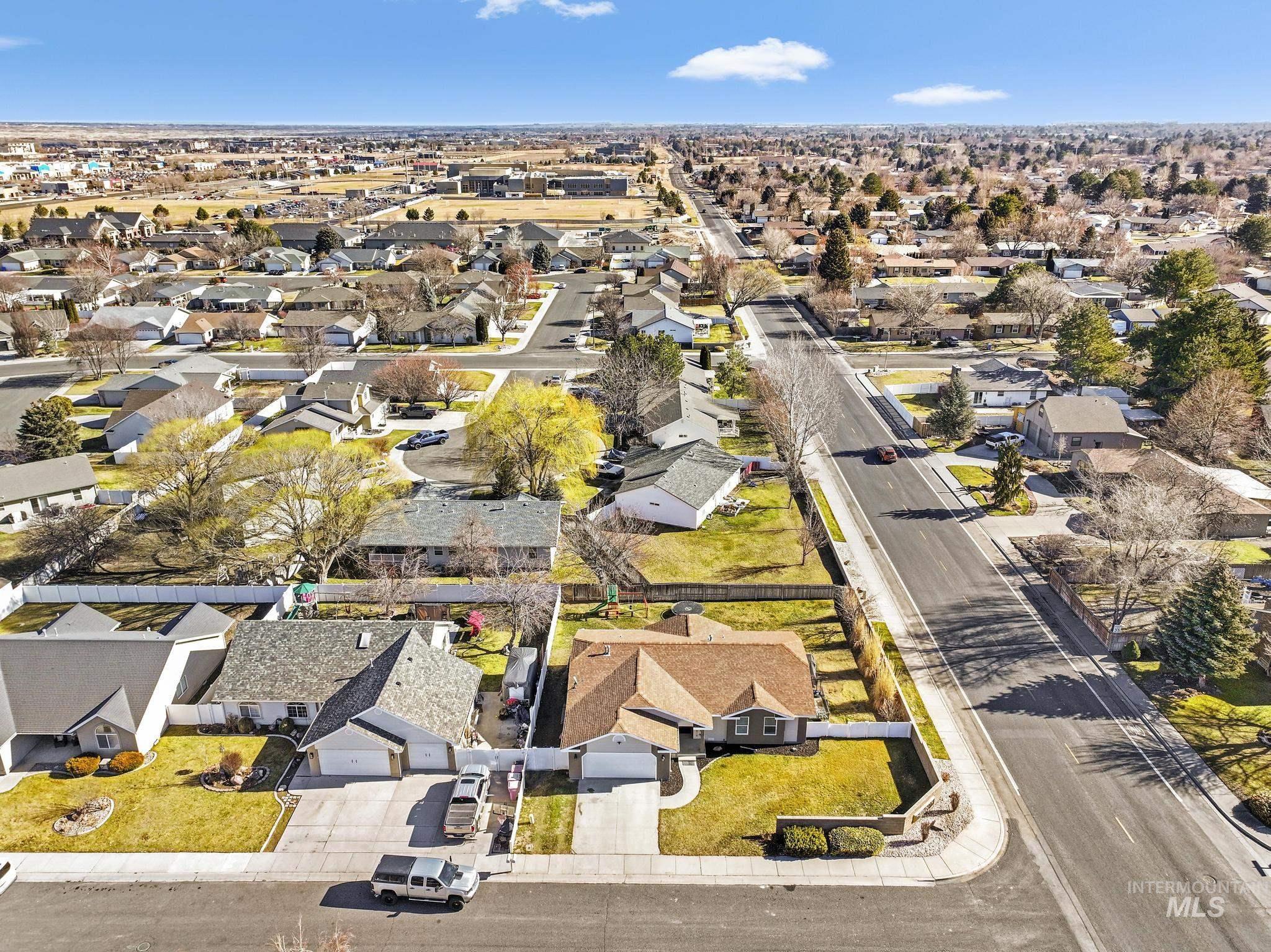 1308 Park Meadows Dr, Twin Falls, Idaho 83301-3279, 3 Bedrooms, 2 Bathrooms, Residential For Sale, Price $375,000,MLS 98974192