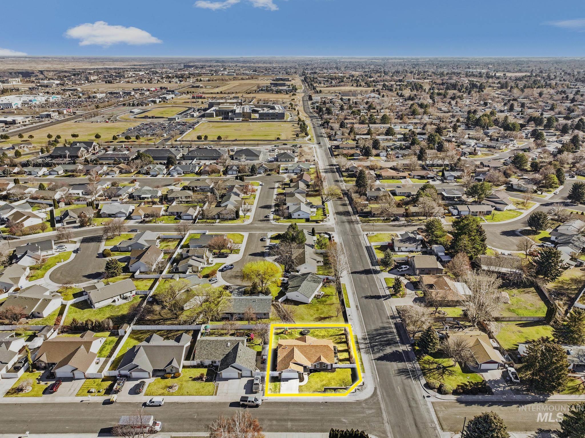 1308 Park Meadows Dr, Twin Falls, Idaho 83301-3279, 3 Bedrooms, 2 Bathrooms, Residential For Sale, Price $375,000,MLS 98974192