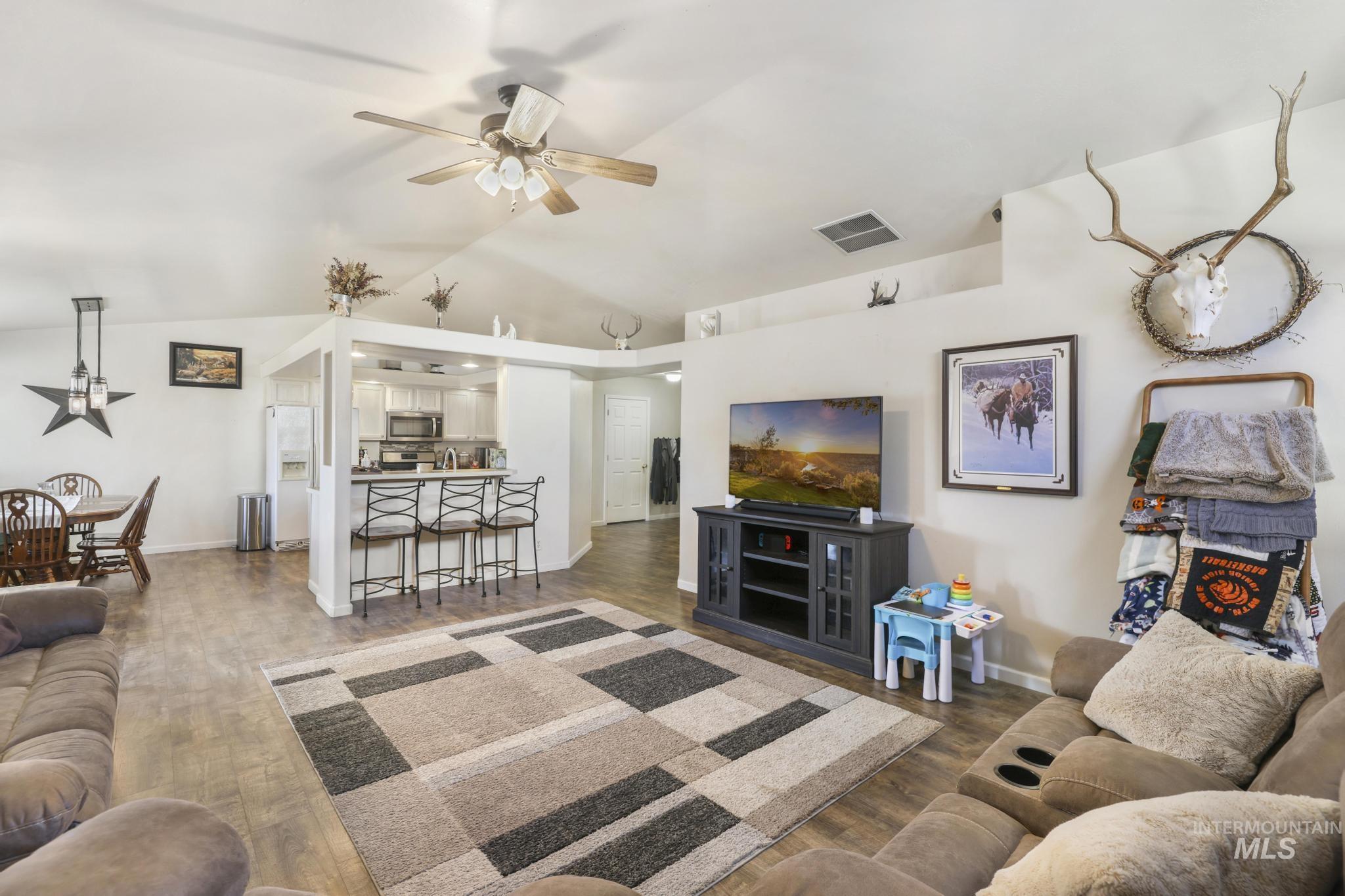 1308 Park Meadows Dr, Twin Falls, Idaho 83301-3279, 3 Bedrooms, 2 Bathrooms, Residential For Sale, Price $375,000,MLS 98974192