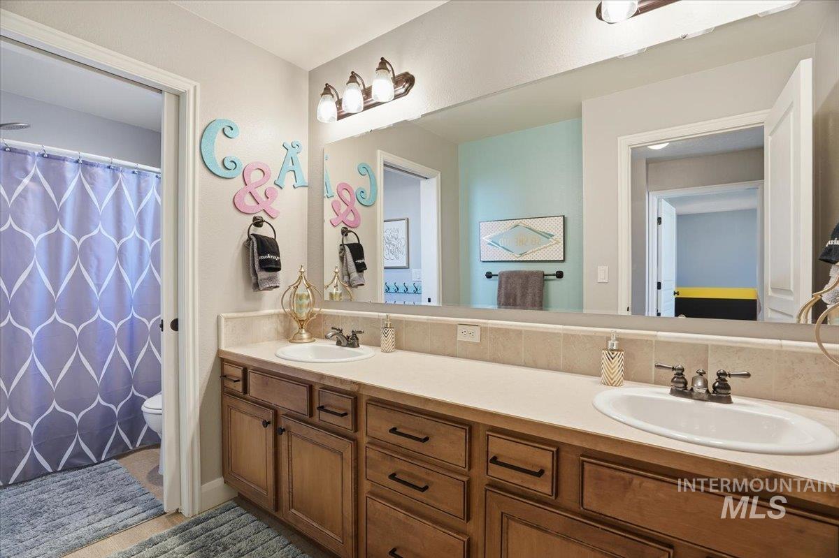 946 W Bacall St., Meridian, Idaho 83646, 5 Bedrooms, 3.5 Bathrooms, Residential For Sale, Price $896,500, 98974214