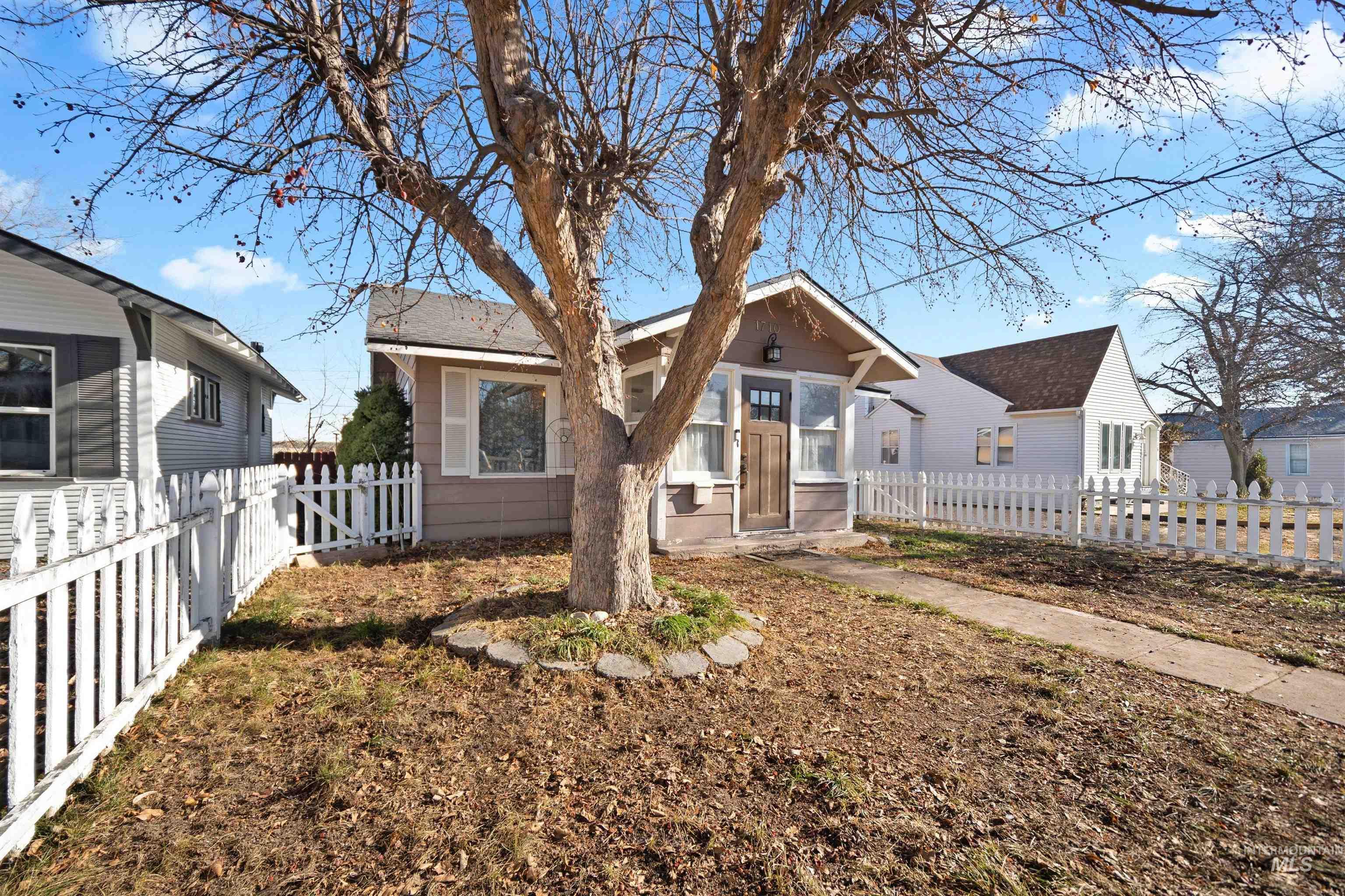 1710 1st Street South, Nampa, Idaho 83651, 2 Bedrooms, 1 Bathroom, Residential For Sale, Price $295,000,MLS 98974228