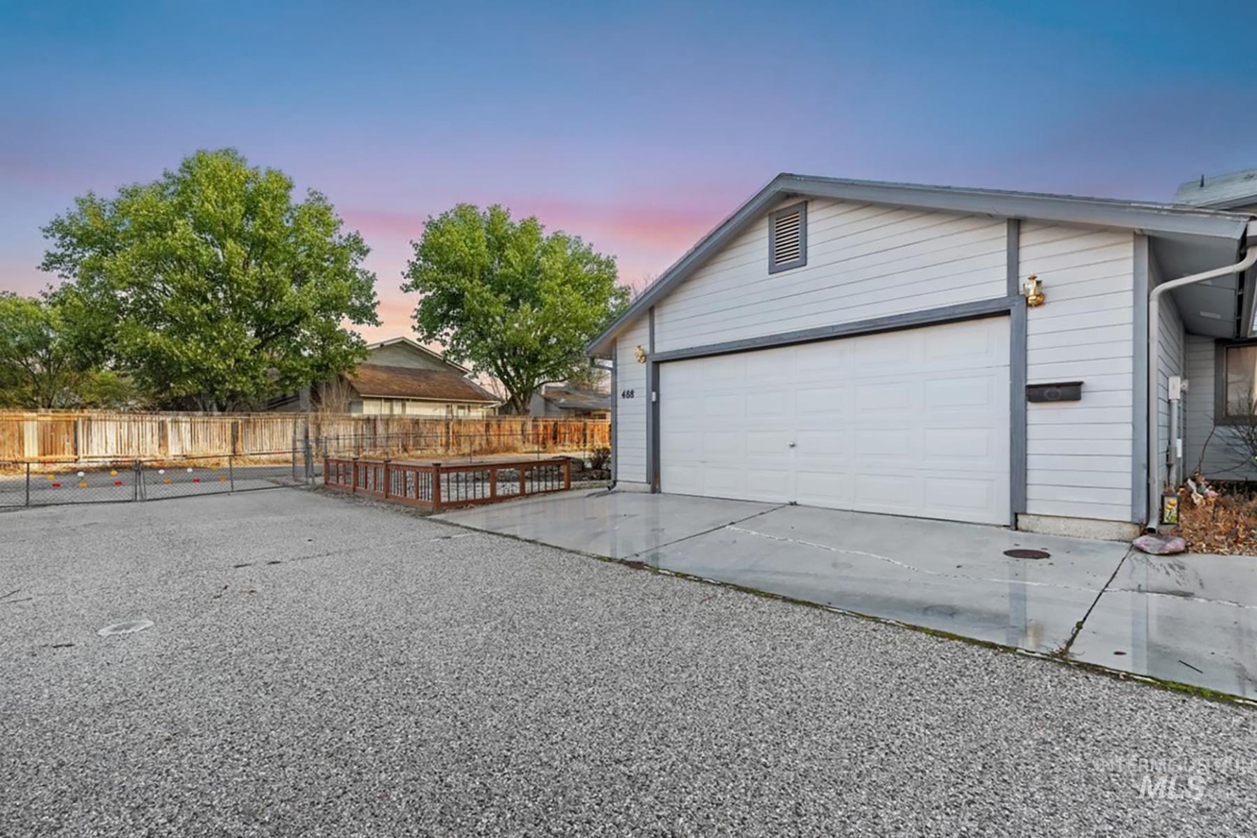 488 N Chambers Ln, Boise, Idaho 83706, 2 Bedrooms, 2 Bathrooms, Residential For Sale, Price $350,000,MLS 98974232