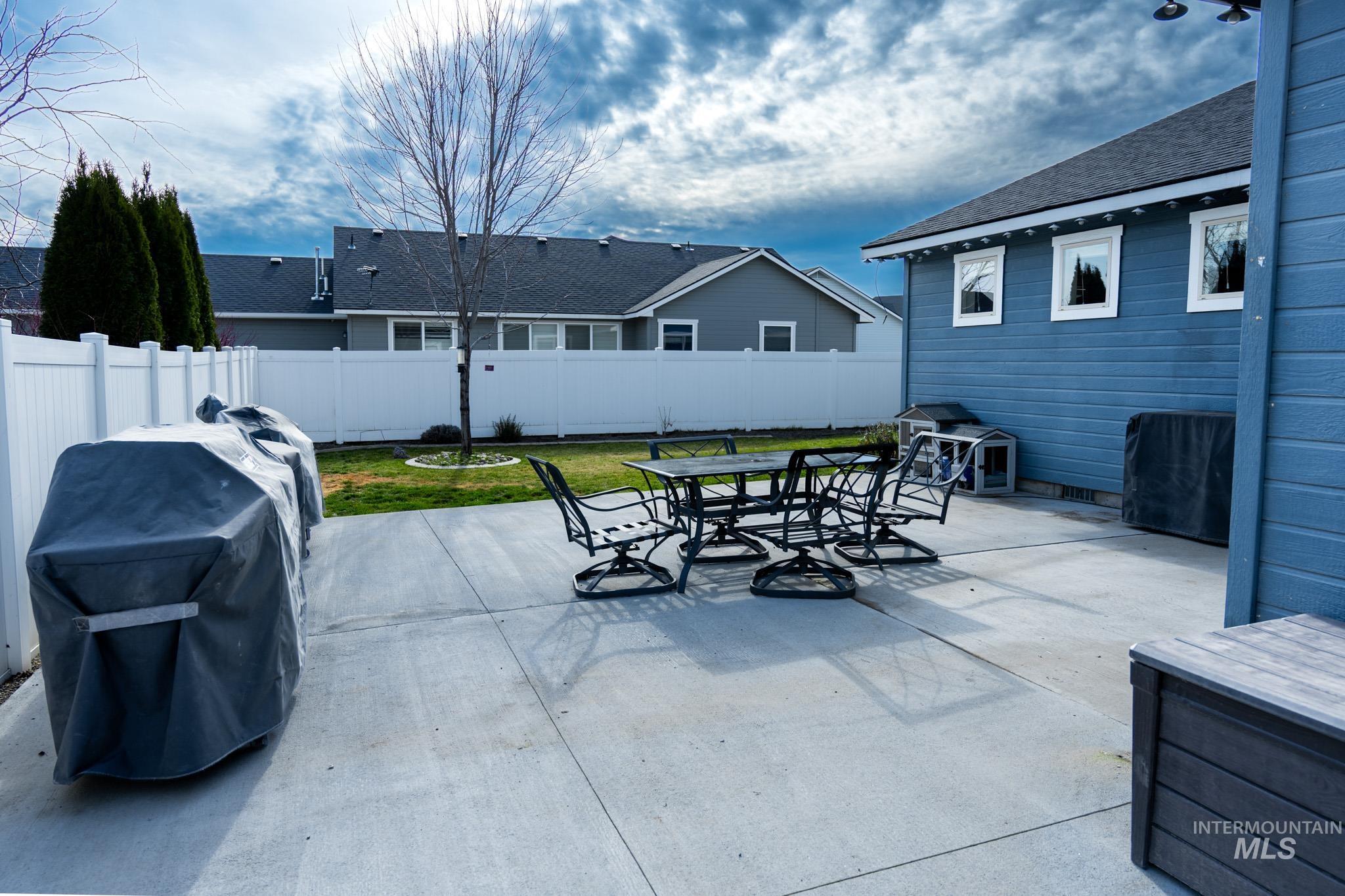 352 Syringa Springs Dr., Fruitland, Idaho 83619-0000, 3 Bedrooms, 2 Bathrooms, Residential For Sale, Price $369,999,MLS 98974244