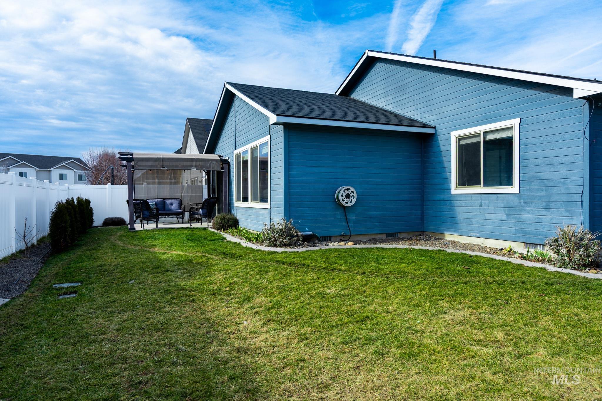 352 Syringa Springs Dr., Fruitland, Idaho 83619-0000, 3 Bedrooms, 2 Bathrooms, Residential For Sale, Price $369,999,MLS 98974244