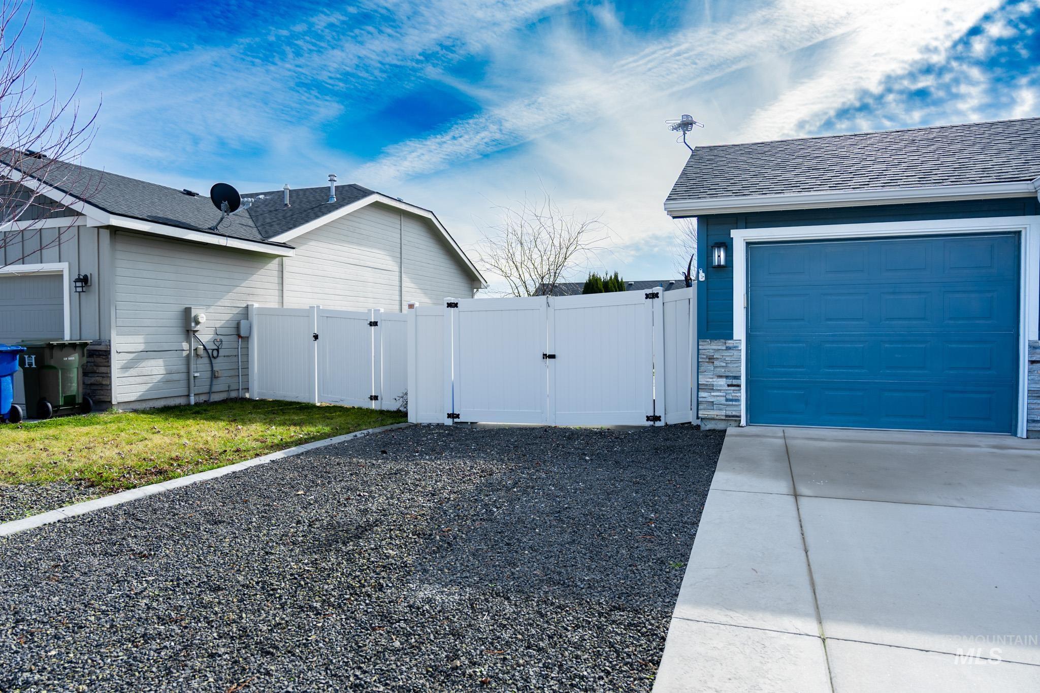352 Syringa Springs Dr., Fruitland, Idaho 83619-0000, 3 Bedrooms, 2 Bathrooms, Residential For Sale, Price $369,999,MLS 98974244