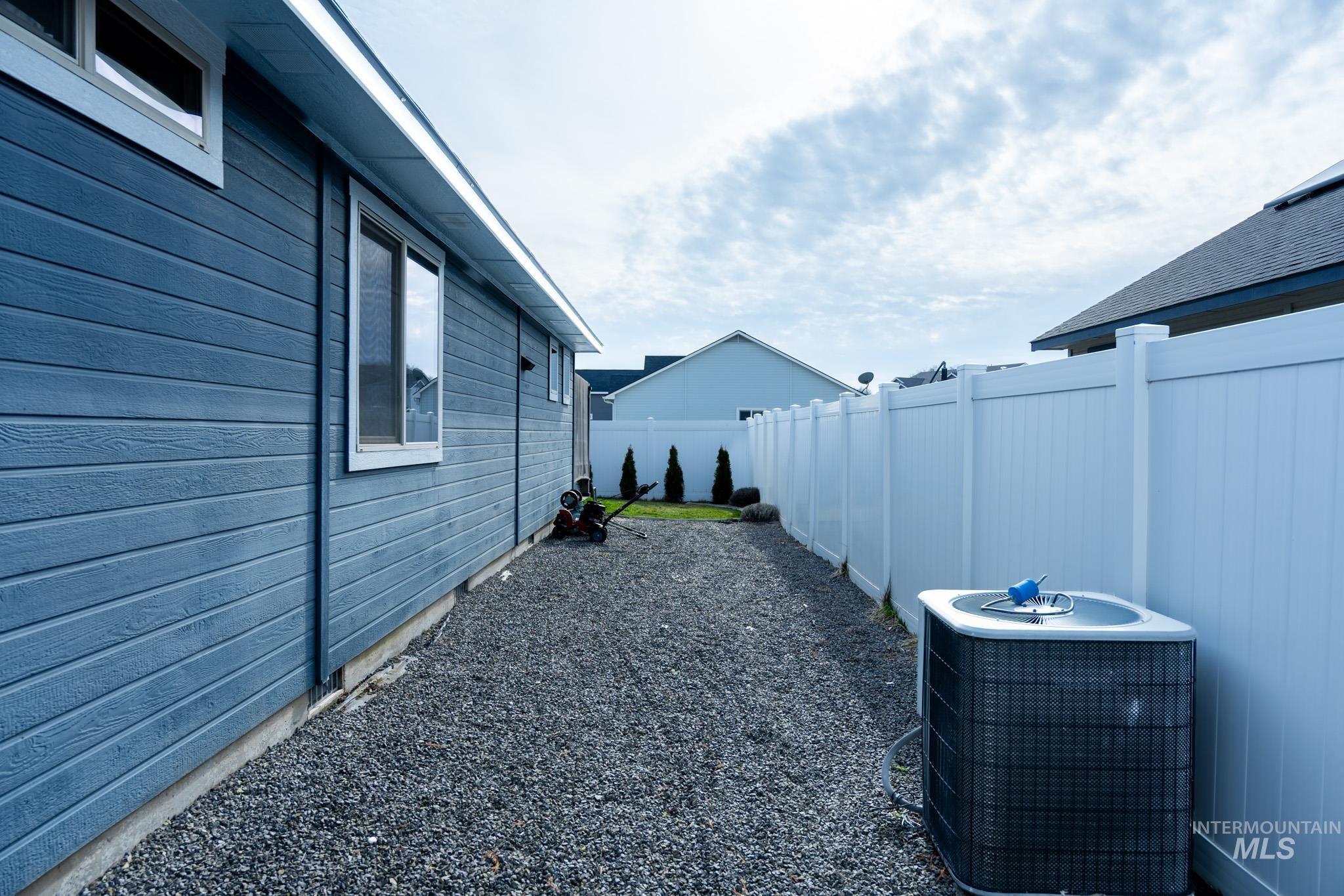 352 Syringa Springs Dr., Fruitland, Idaho 83619-0000, 3 Bedrooms, 2 Bathrooms, Residential For Sale, Price $369,999,MLS 98974244