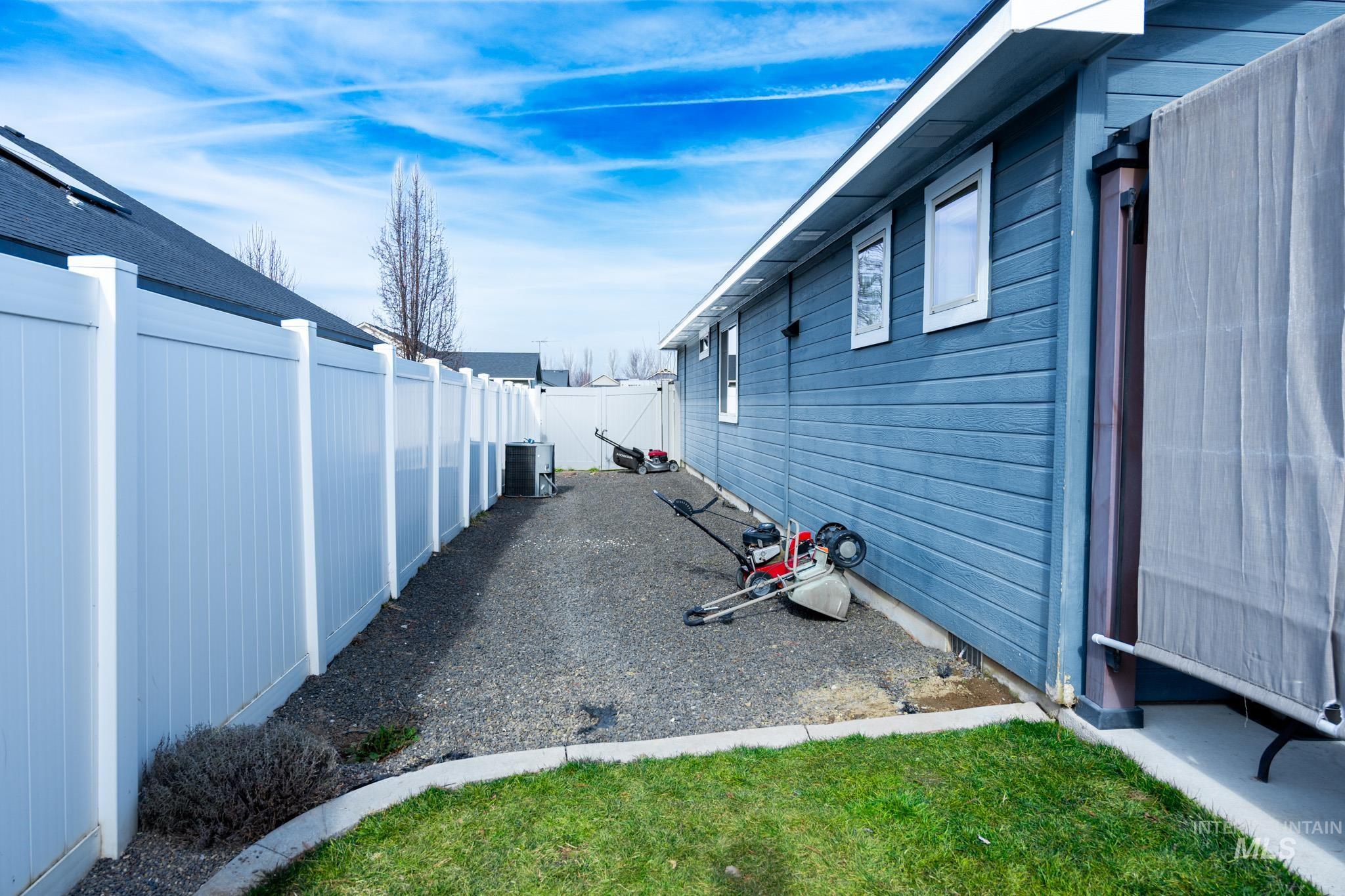 352 Syringa Springs Dr., Fruitland, Idaho 83619-0000, 3 Bedrooms, 2 Bathrooms, Residential For Sale, Price $369,999,MLS 98974244