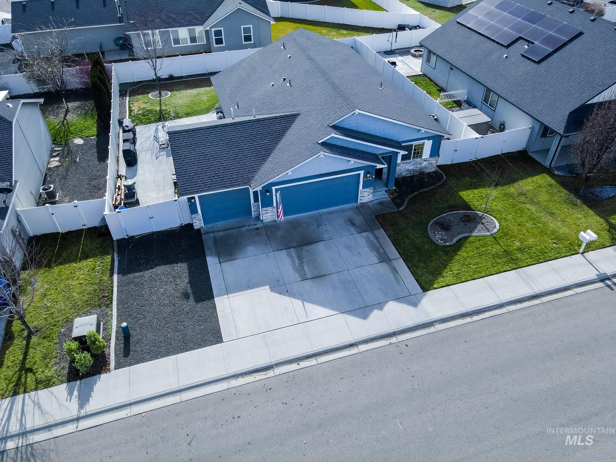 352 Syringa Springs Dr., Fruitland, Idaho 83619-0000, 3 Bedrooms, 2 Bathrooms, Residential For Sale, Price $369,999,MLS 98974244