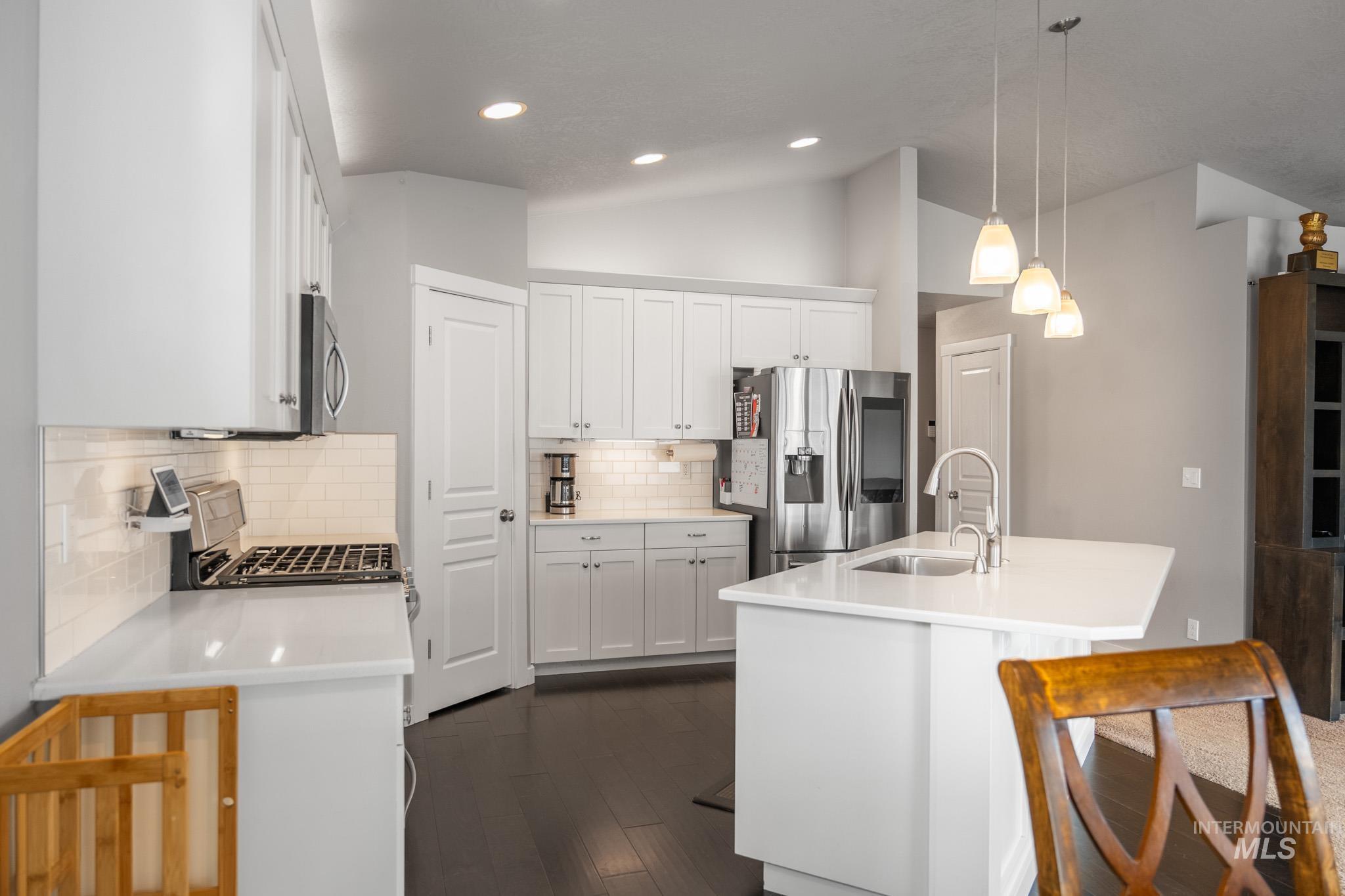 352 Syringa Springs Dr., Fruitland, Idaho 83619-0000, 3 Bedrooms, 2 Bathrooms, Residential For Sale, Price $369,999,MLS 98974244