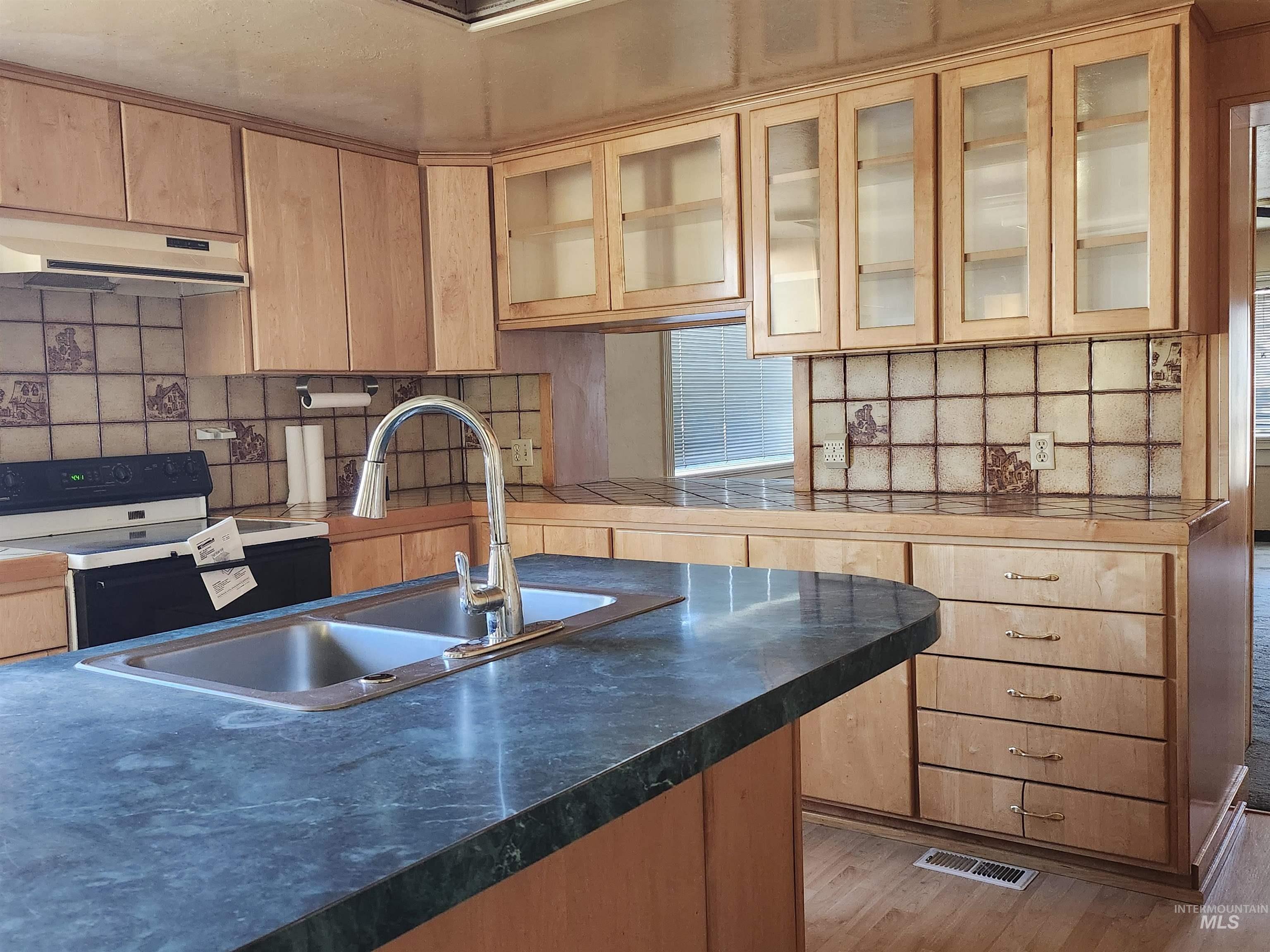 111 S Elder St, Nampa, Idaho 83686, 2 Bedrooms, 2 Bathrooms, Residential For Sale, Price $299,000,MLS 98974257