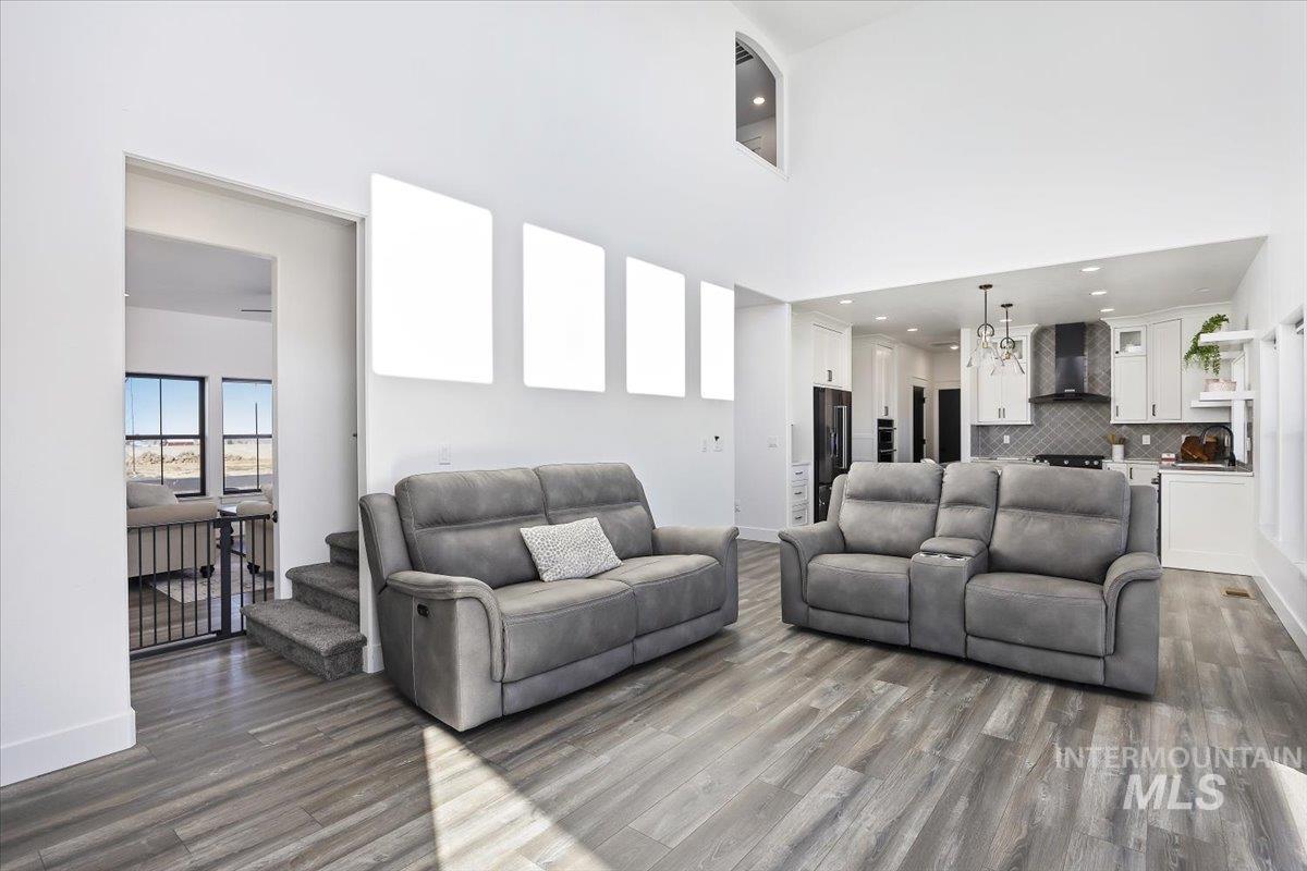 2283 E 4092 N, Filer, Idaho 83328, 5 Bedrooms, 2.5 Bathrooms, Residential For Sale, Price $799,000,MLS 98974267