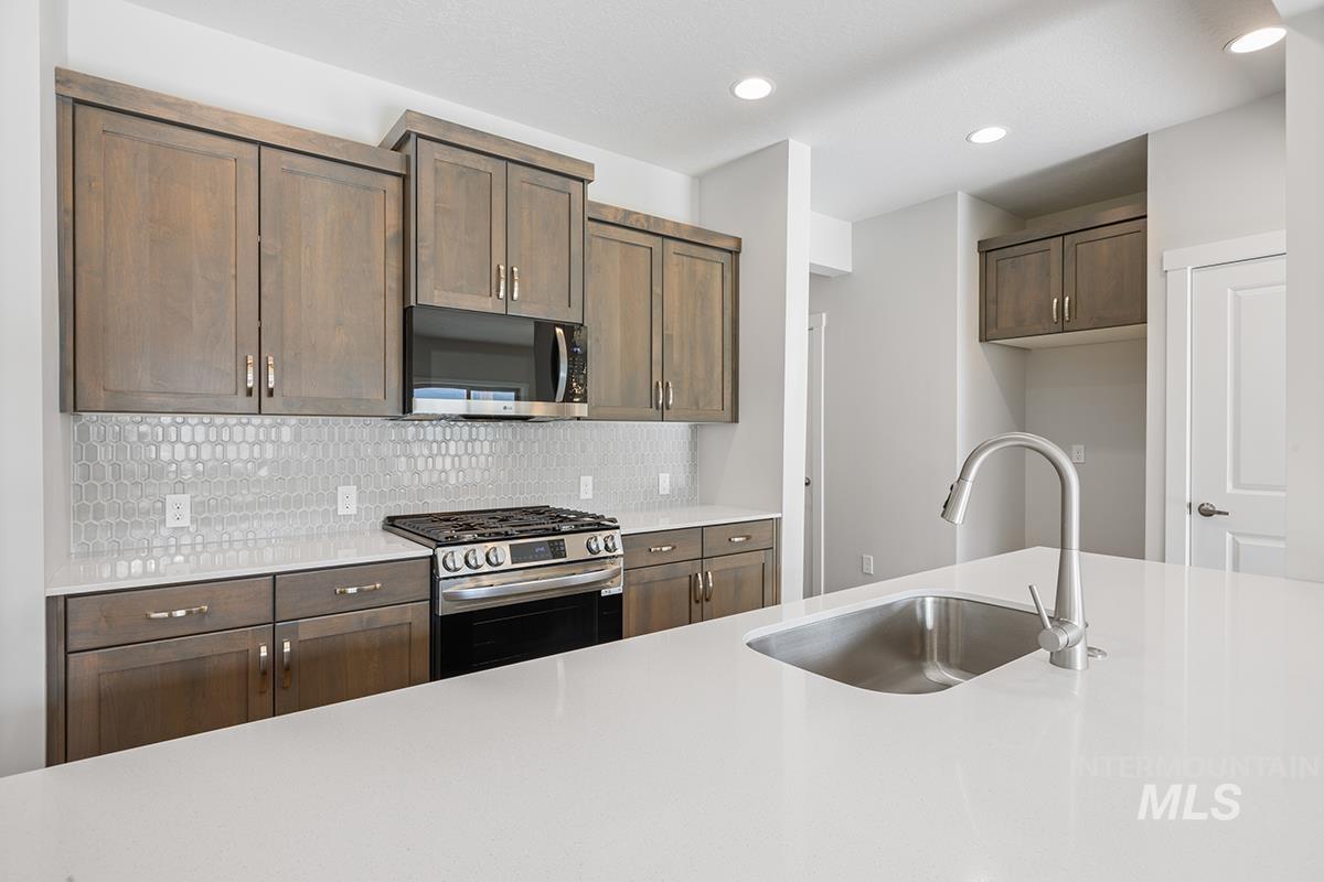 205 W Broyhill St., Meridian, Idaho 83642, 4 Bedrooms, 2.5 Bathrooms, Residential For Sale, Price $465,800,MLS 98974276