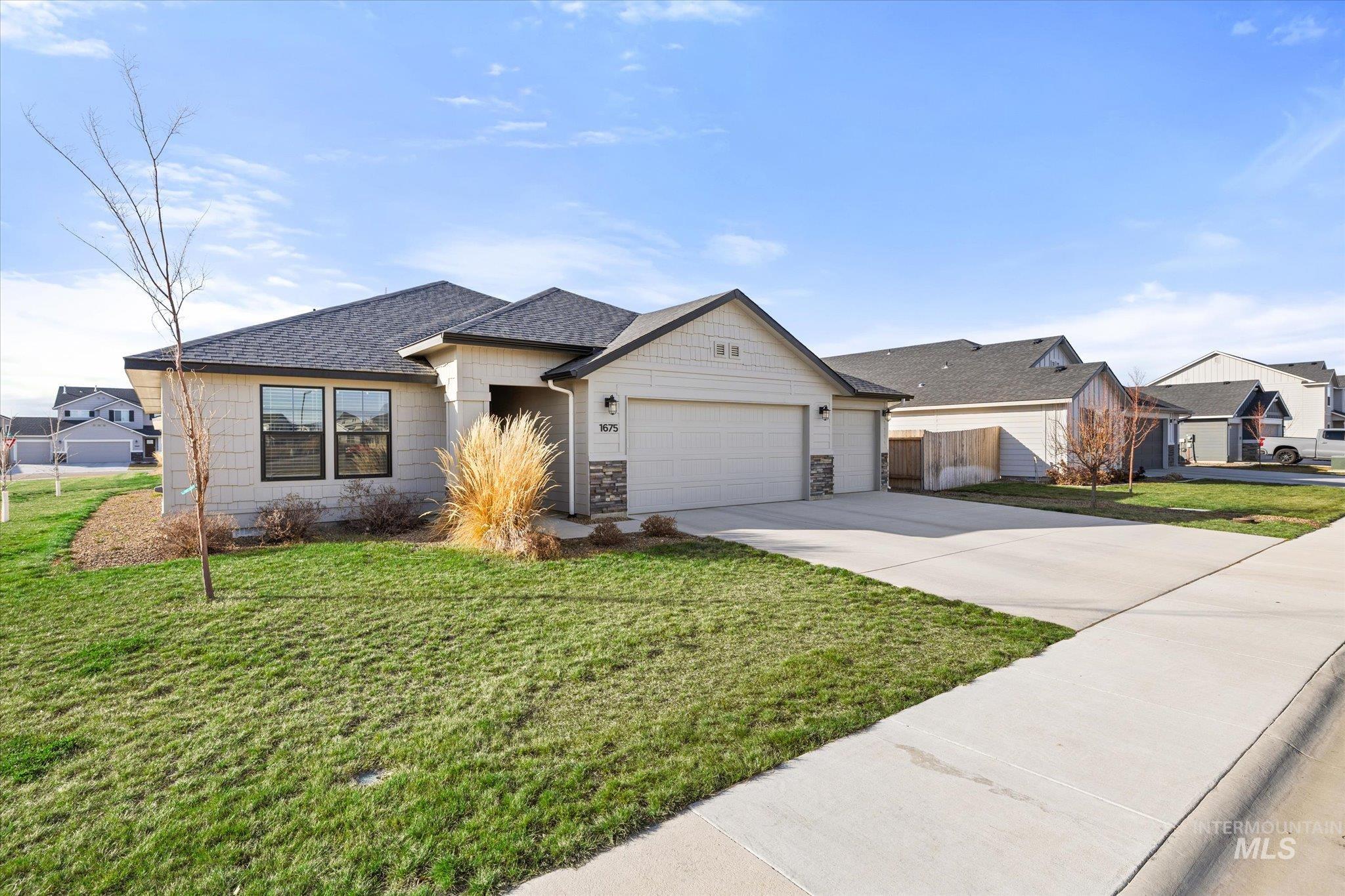 1675 SW Accipiter, Mountain Home, Idaho 83647, 3 Bedrooms, 2 Bathrooms, Residential For Sale, Price $393,000,MLS 98974279