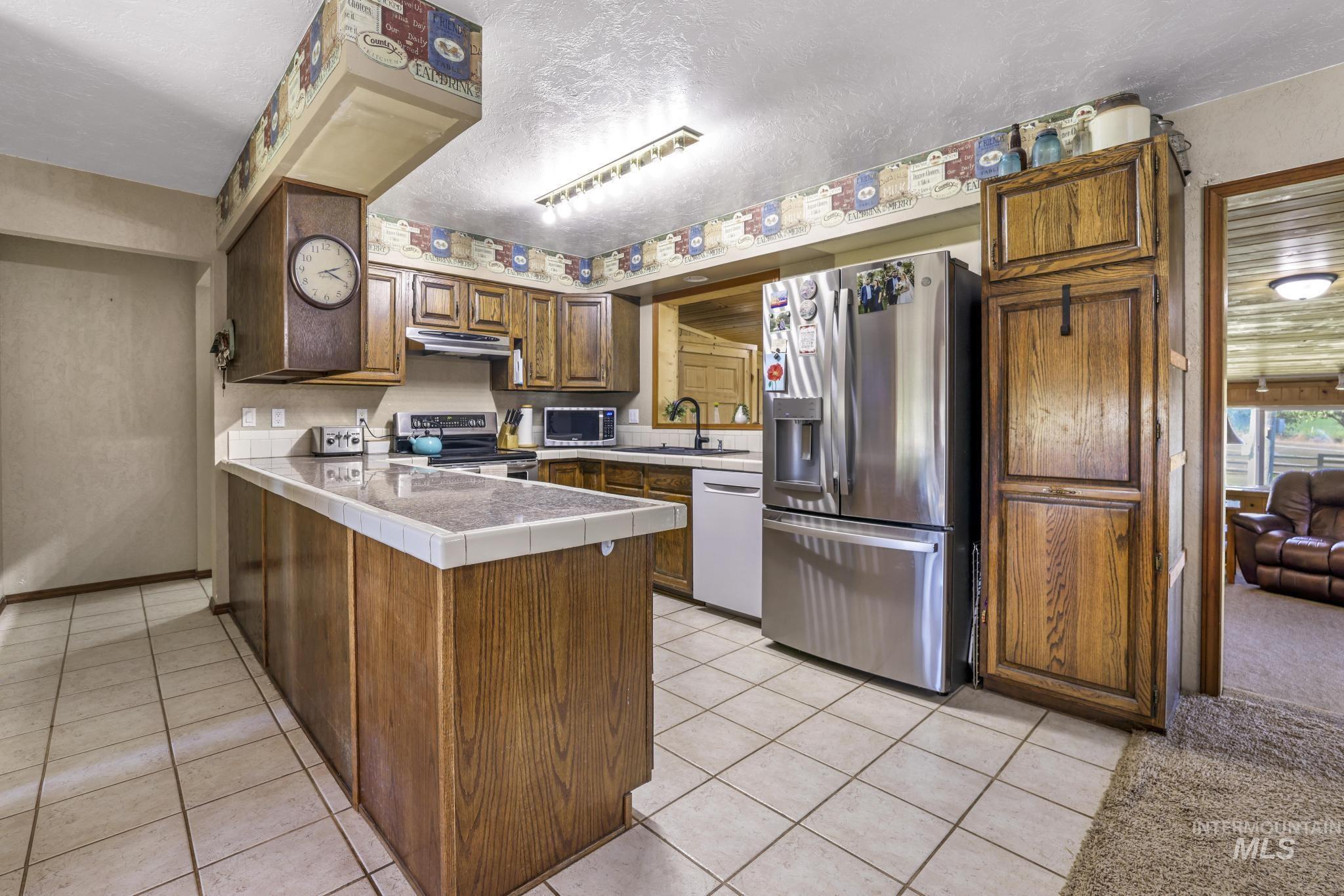 4296 W Arrow Head Dr, Glenns Ferry, Idaho 83623-2908, 3 Bedrooms, 2.5 Bathrooms, Residential For Sale, Price $890,000,MLS 98974282