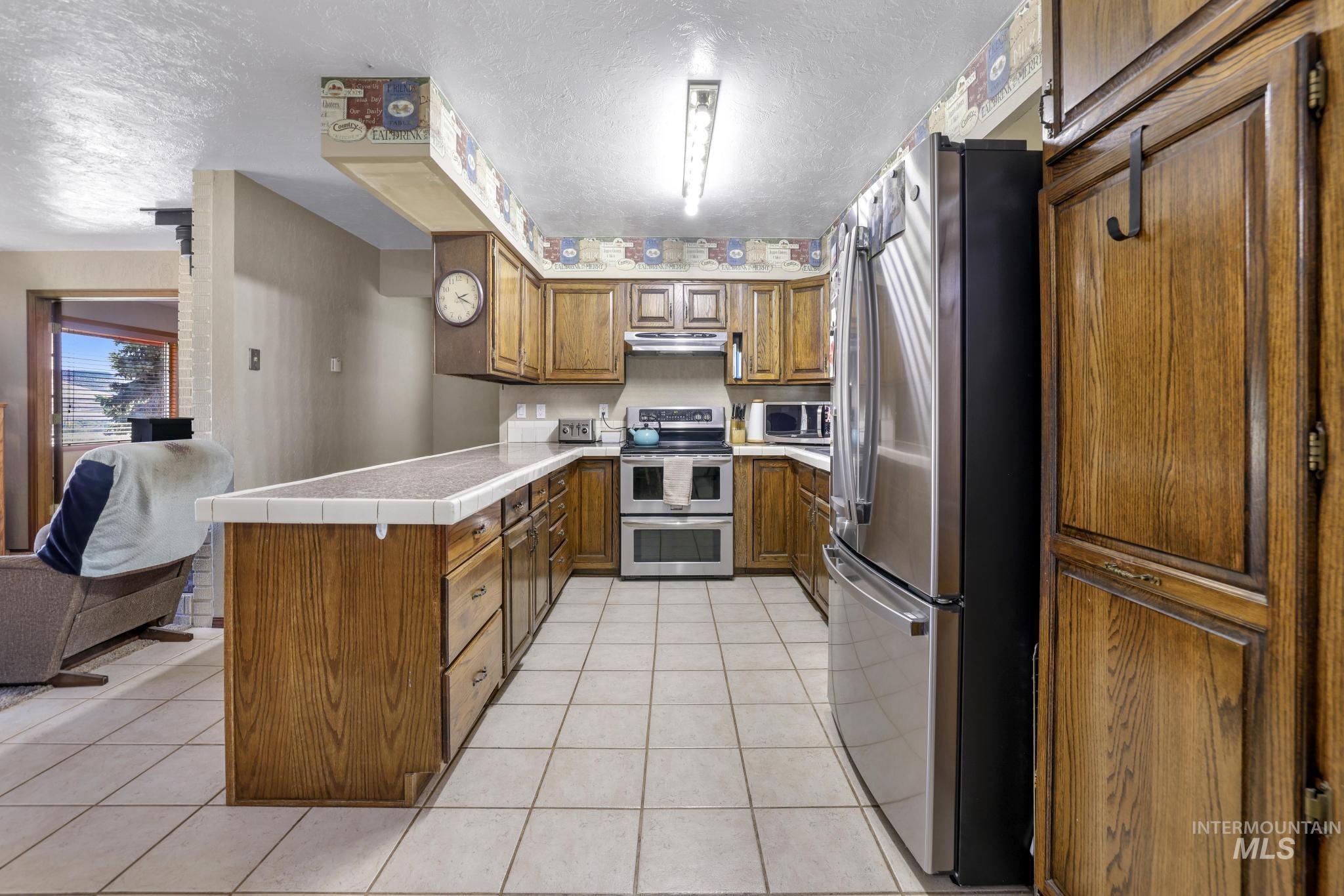 4296 W Arrow Head Dr, Glenns Ferry, Idaho 83623-2908, 3 Bedrooms, 2.5 Bathrooms, Residential For Sale, Price $890,000,MLS 98974282