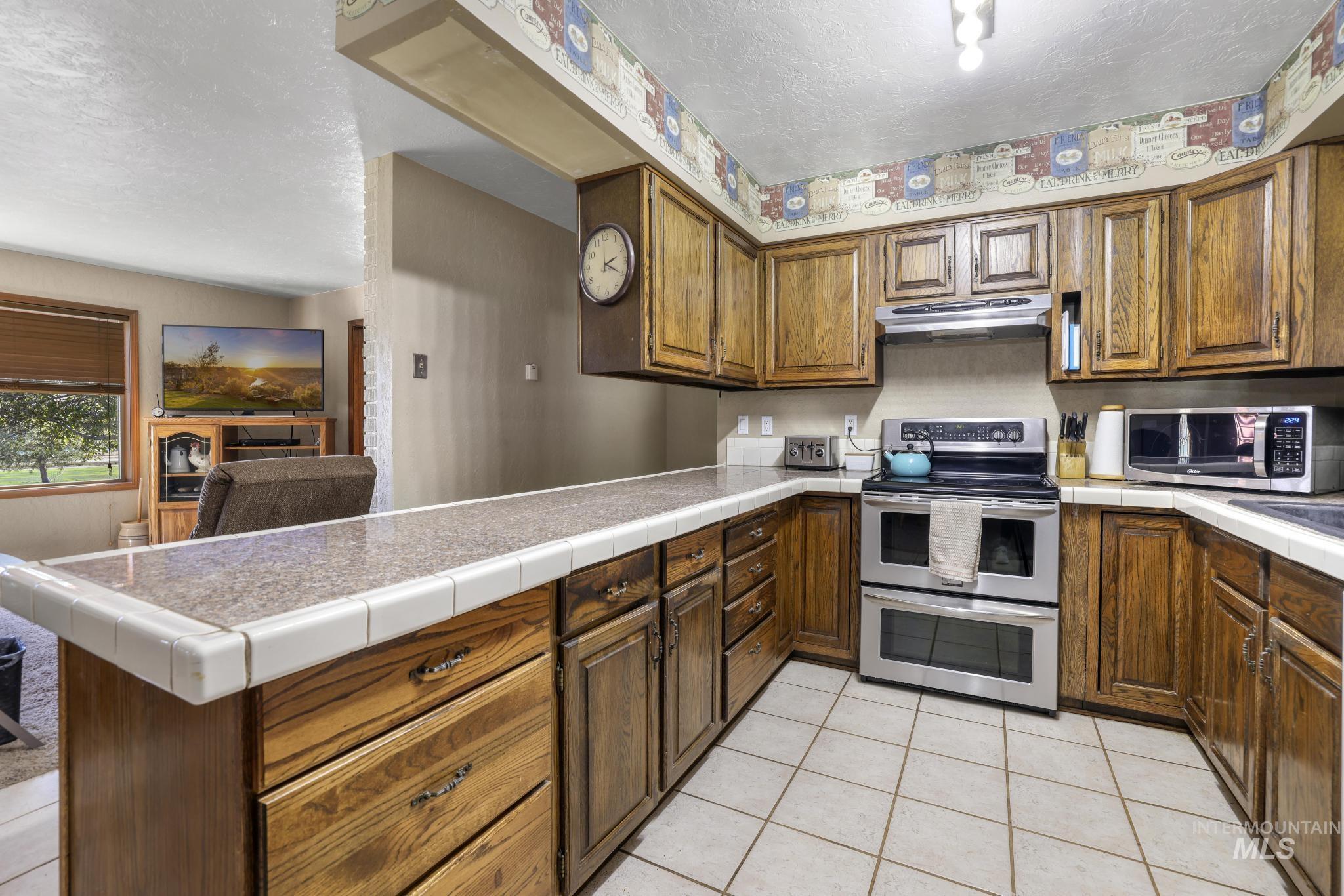 4296 W Arrow Head Dr, Glenns Ferry, Idaho 83623-2908, 3 Bedrooms, 2.5 Bathrooms, Residential For Sale, Price $890,000,MLS 98974282