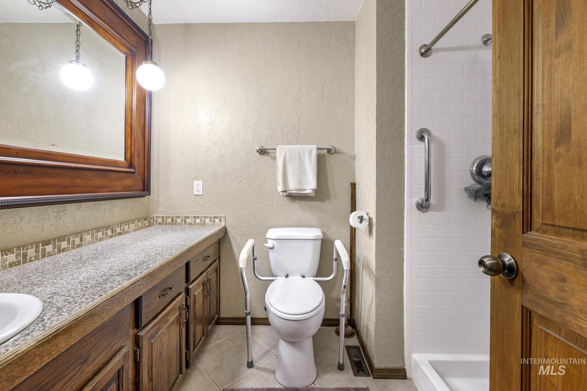 4296 W Arrow Head Dr, Glenns Ferry, Idaho 83623-2908, 3 Bedrooms, 2.5 Bathrooms, Residential For Sale, Price $890,000,MLS 98974282