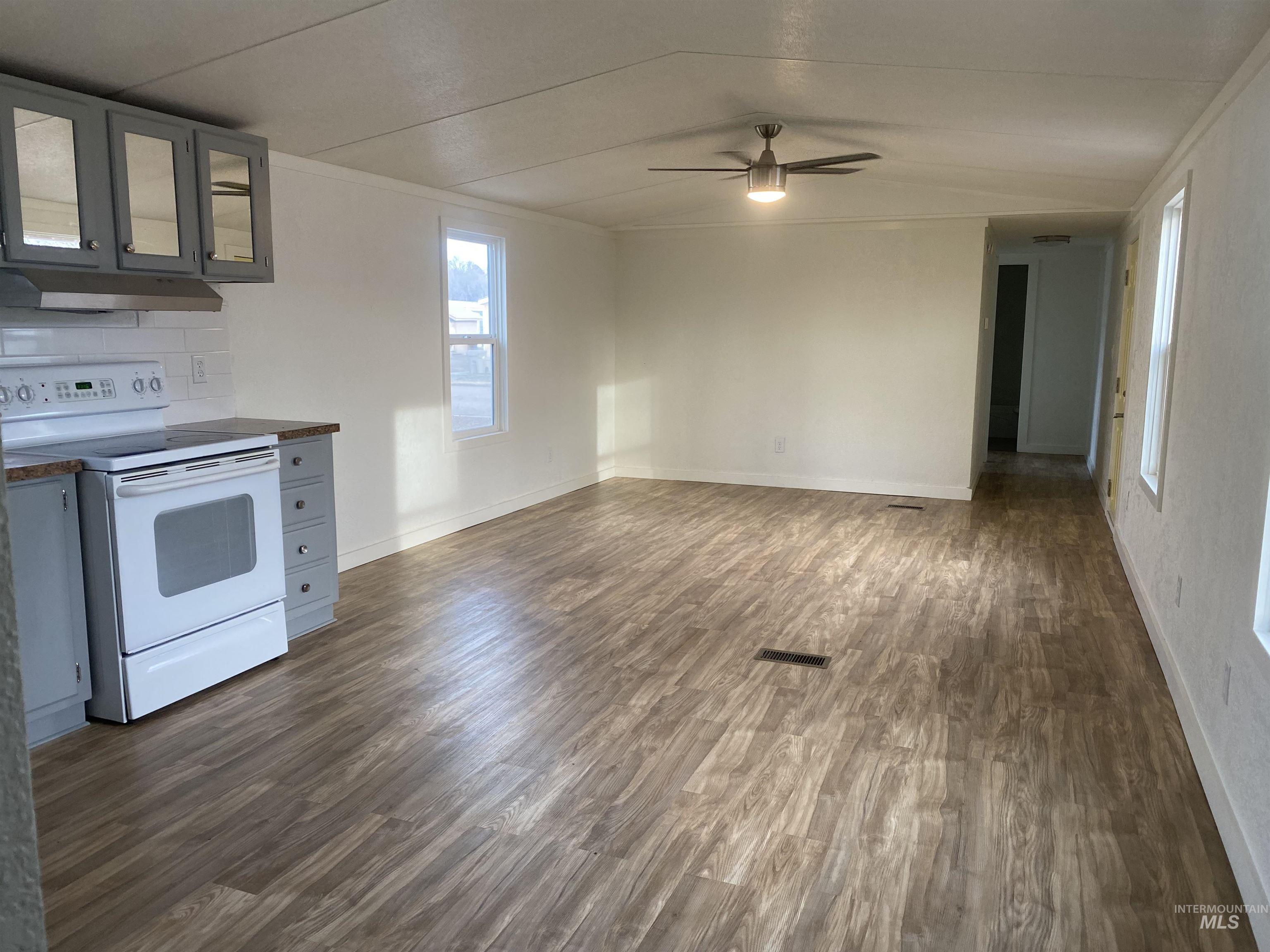 245 SW Dawn Dr, Mountain Home, Idaho 83647, 3 Bedrooms, 2 Bathrooms, Residential For Sale, Price $79,500,MLS 98974301