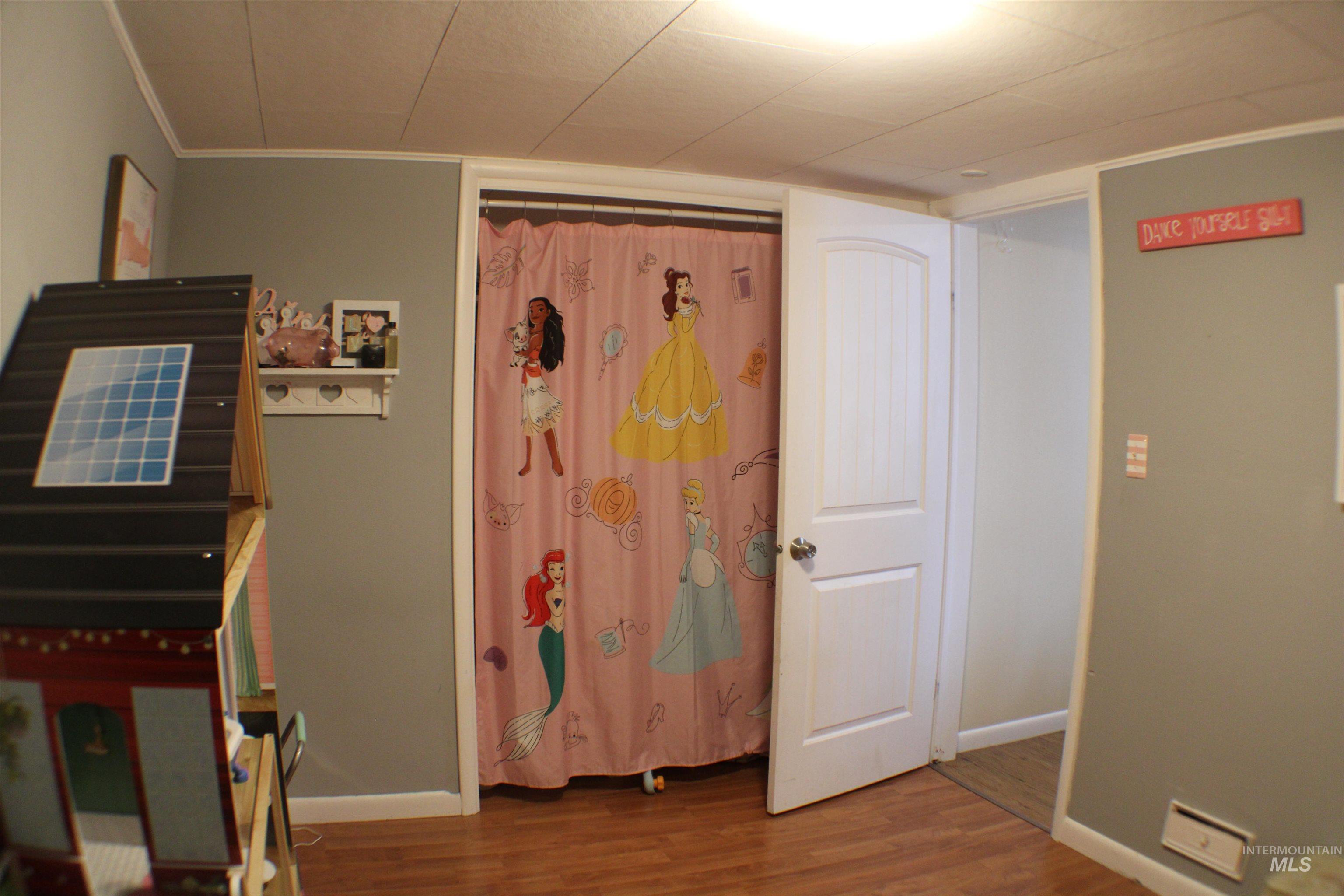 127 E Garfield Ave, Glenns Ferry, Idaho 83623, 4 Bedrooms, 1 Bathroom, Residential For Sale, Price $290,000,MLS 98974311