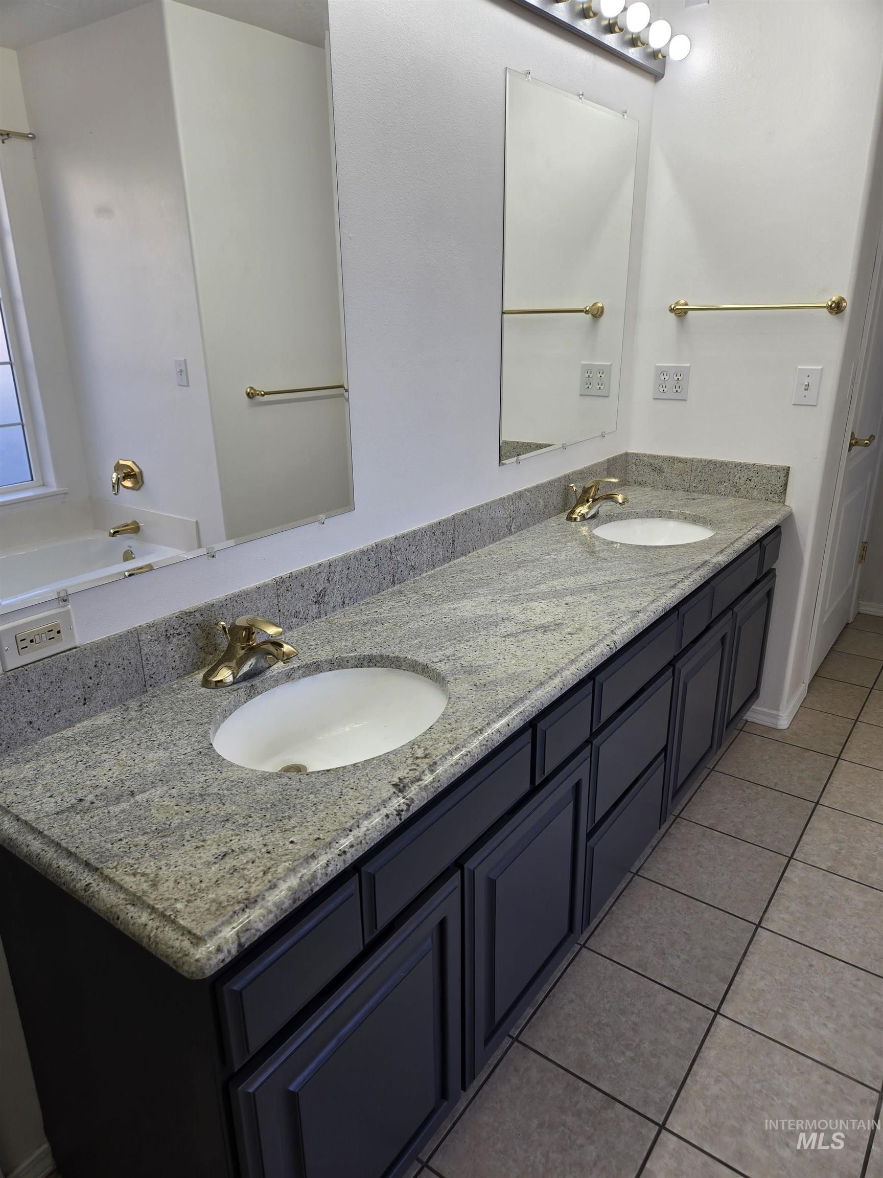 405 N Dorian Drive, Ontario, Oregon 97914, 4 Bedrooms, 3.5 Bathrooms, Residential For Sale, Price $575,000,MLS 98974361