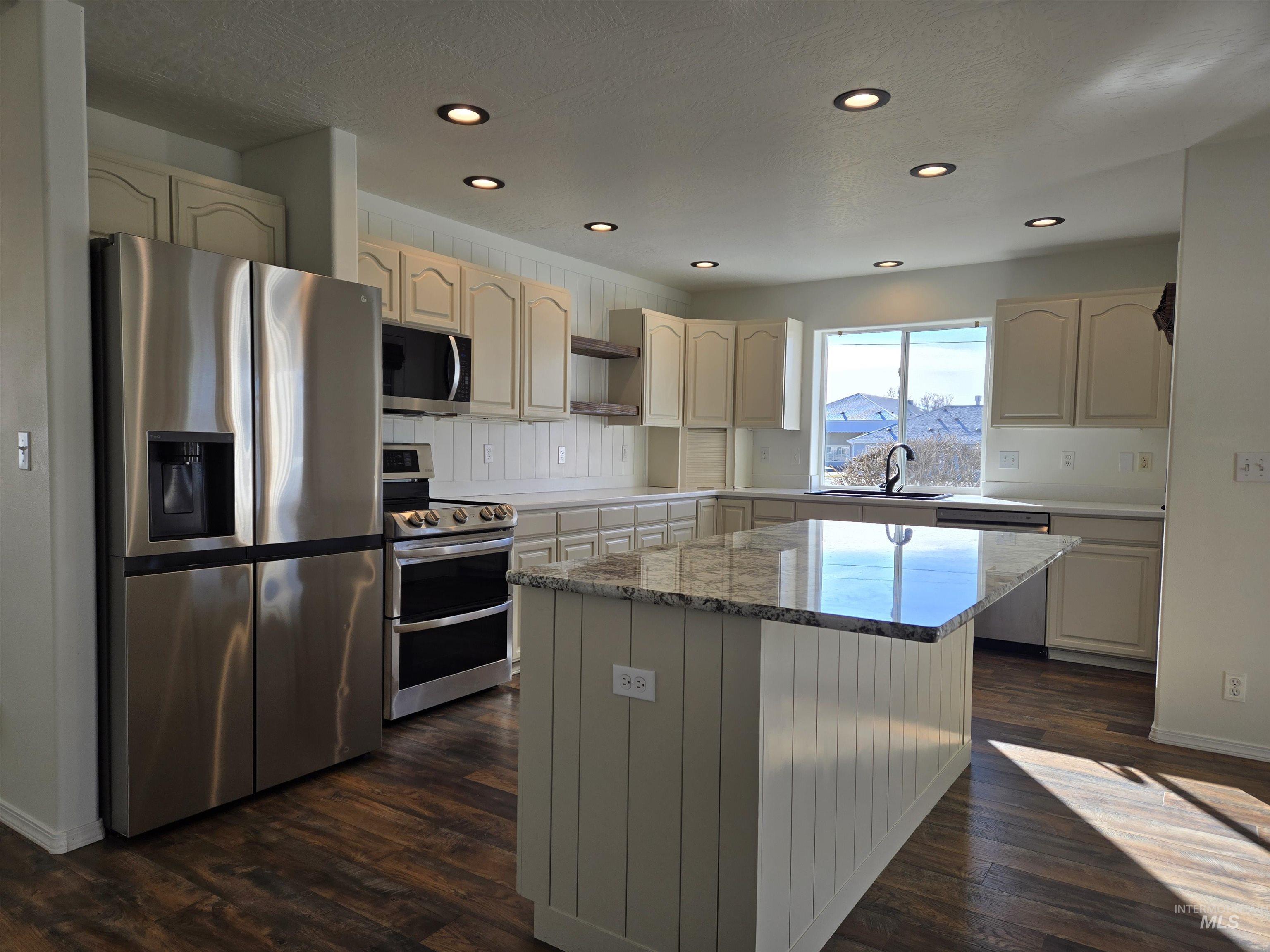 405 N Dorian Drive, Ontario, Oregon 97914, 4 Bedrooms, 3.5 Bathrooms, Residential For Sale, Price $575,000,MLS 98974361