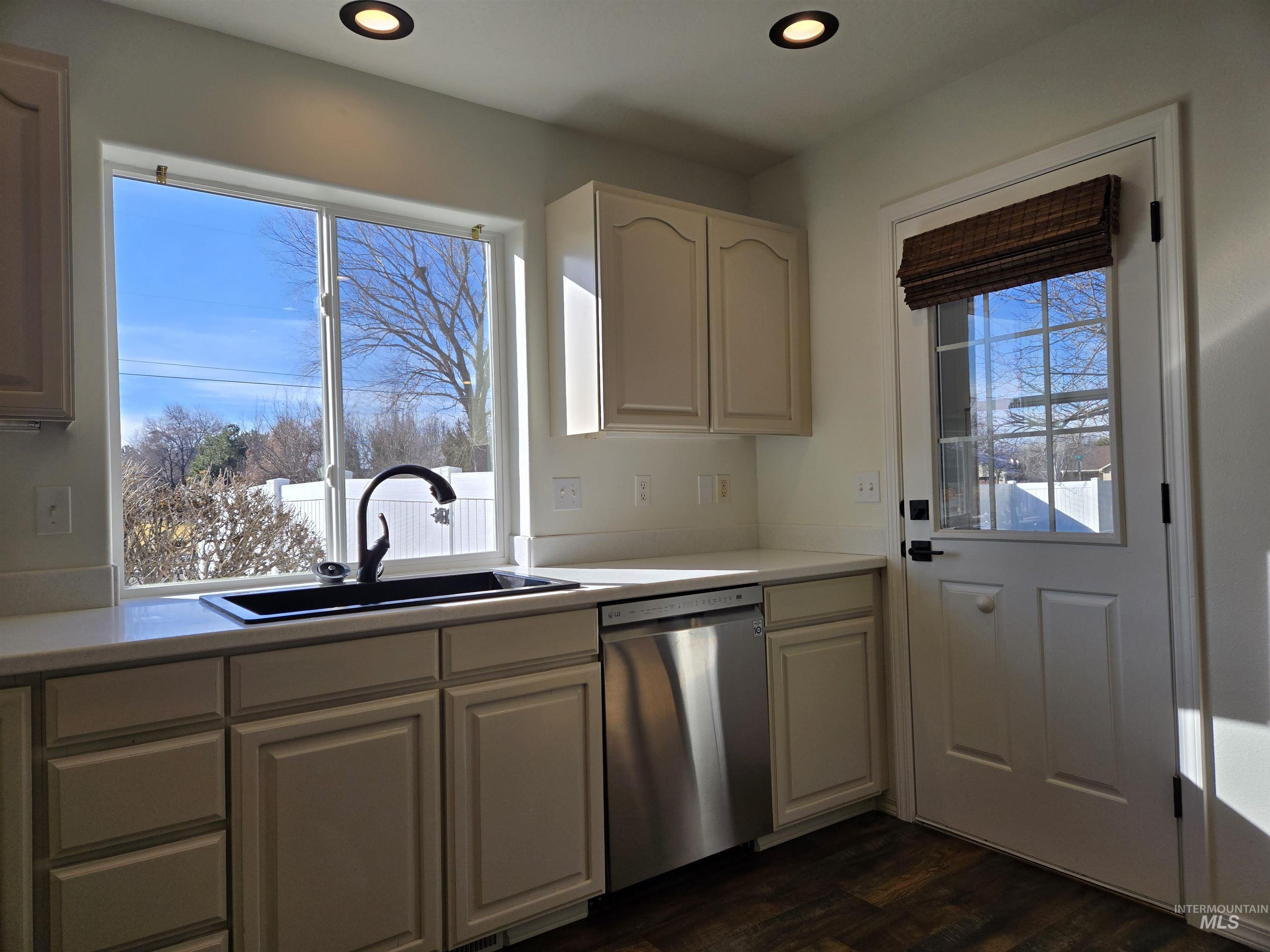 405 N Dorian Drive, Ontario, Oregon 97914, 4 Bedrooms, 3.5 Bathrooms, Residential For Sale, Price $575,000,MLS 98974361