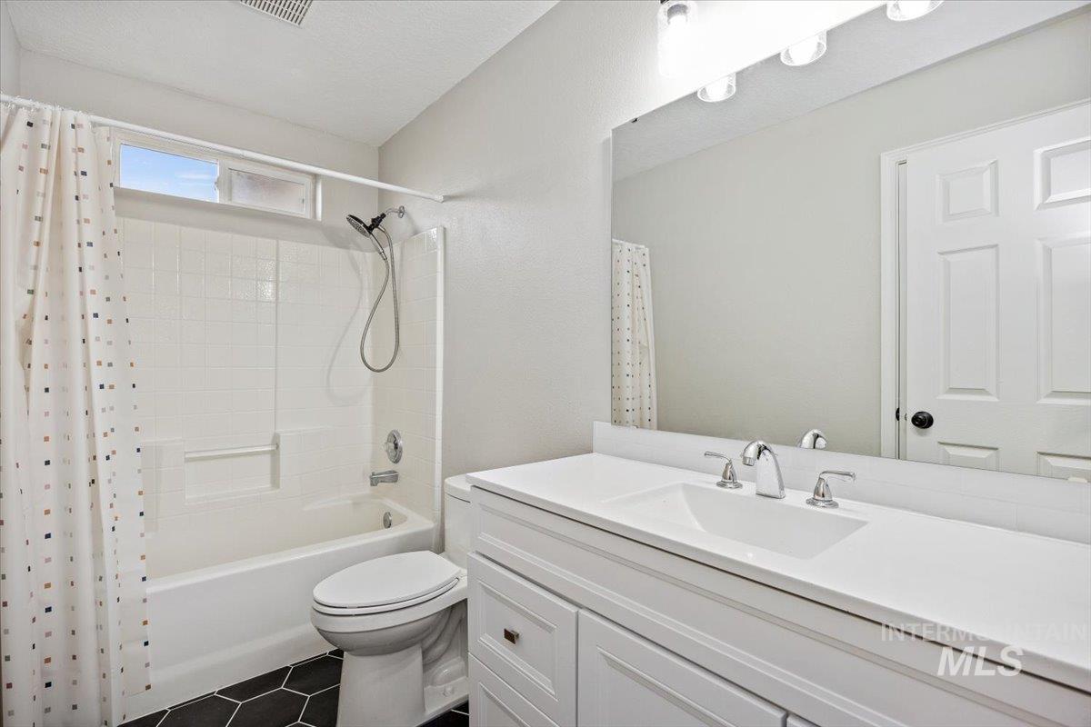 1827 Targhee Drive, Twin Falls, Idaho 83301, 3 Bedrooms, 2 Bathrooms, Residential For Sale, Price $399,900,MLS 98974366