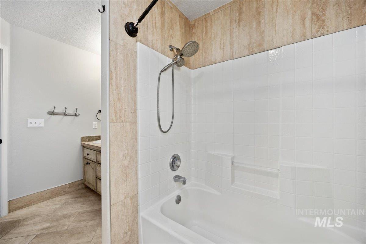 1827 Targhee Drive, Twin Falls, Idaho 83301, 3 Bedrooms, 2 Bathrooms, Residential For Sale, Price $399,900,MLS 98974366