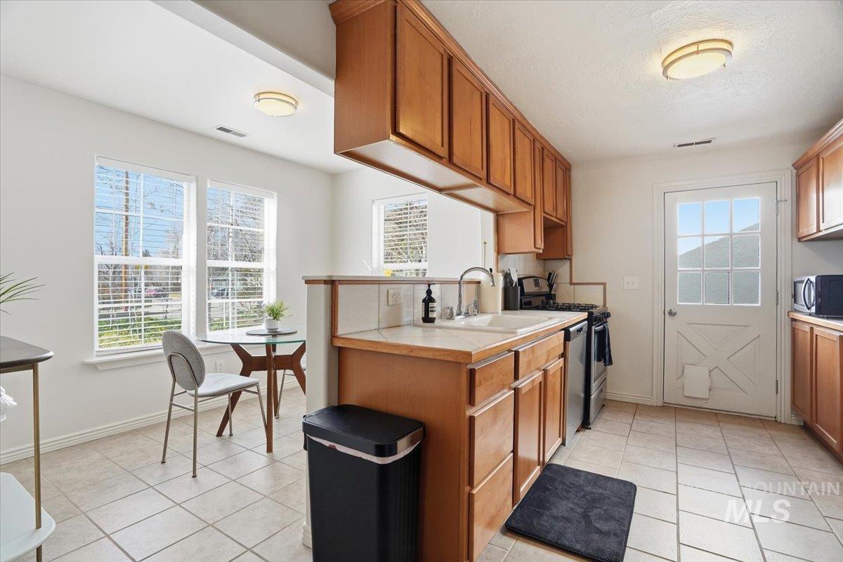 2200 N 9th Street, Boise, Idaho 83702, 3 Bedrooms, 2 Bathrooms, Residential For Sale, Price $684,000,MLS 98974375