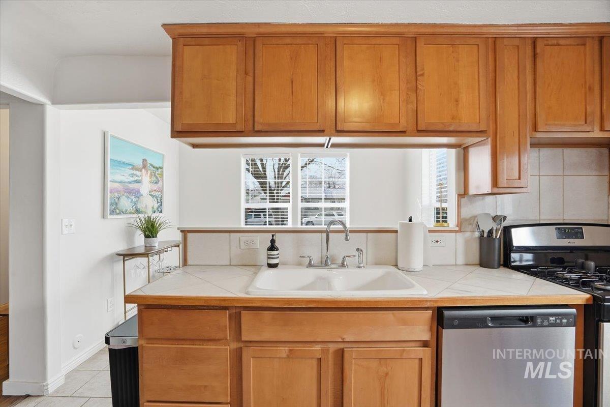 2200 N 9th Street, Boise, Idaho 83702, 3 Bedrooms, 2 Bathrooms, Residential For Sale, Price $684,000,MLS 98974375