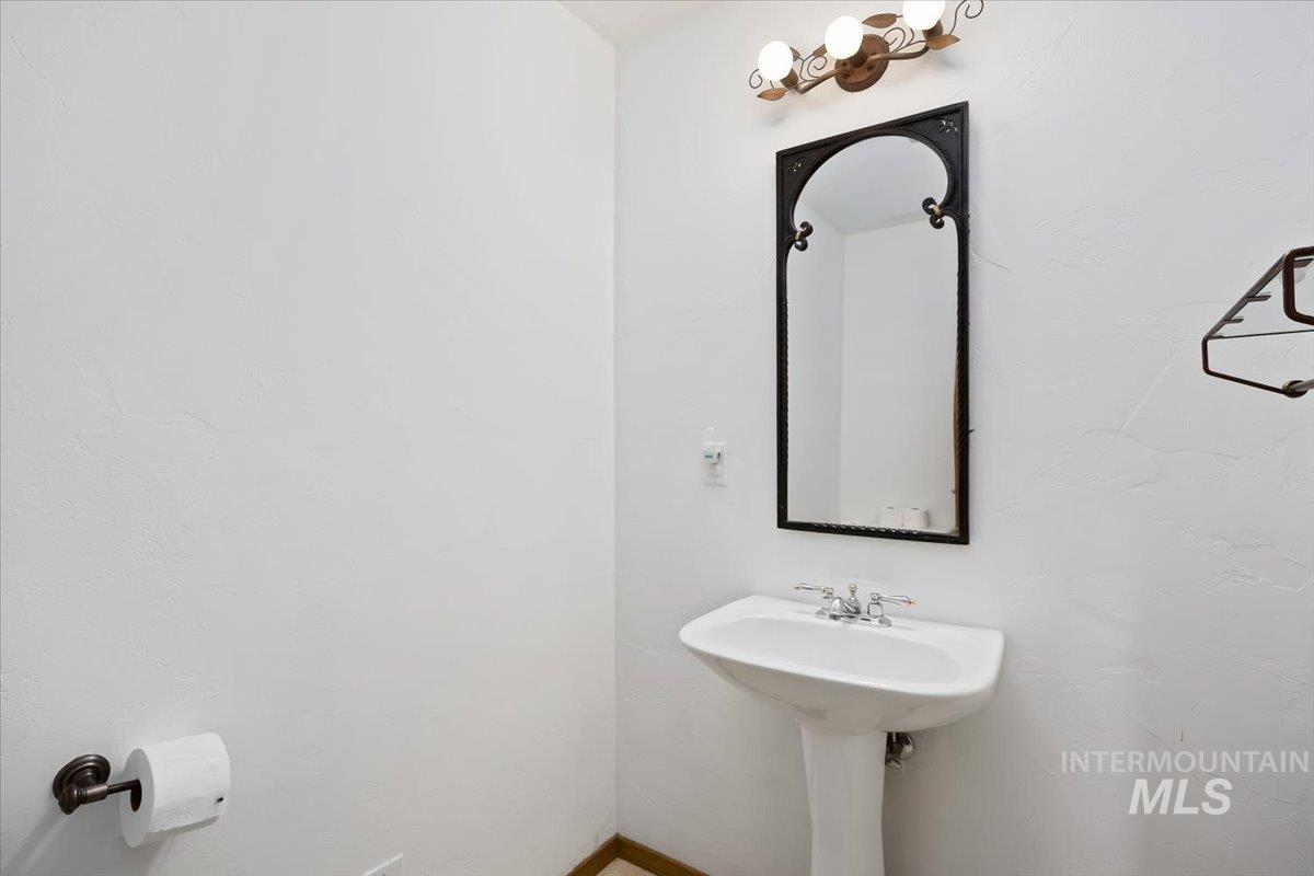 101 Quail Ridge Dr, Shoshone, Idaho 83352, 6 Bedrooms, 4.5 Bathrooms, Residential For Sale, Price $695,000,MLS 98974384