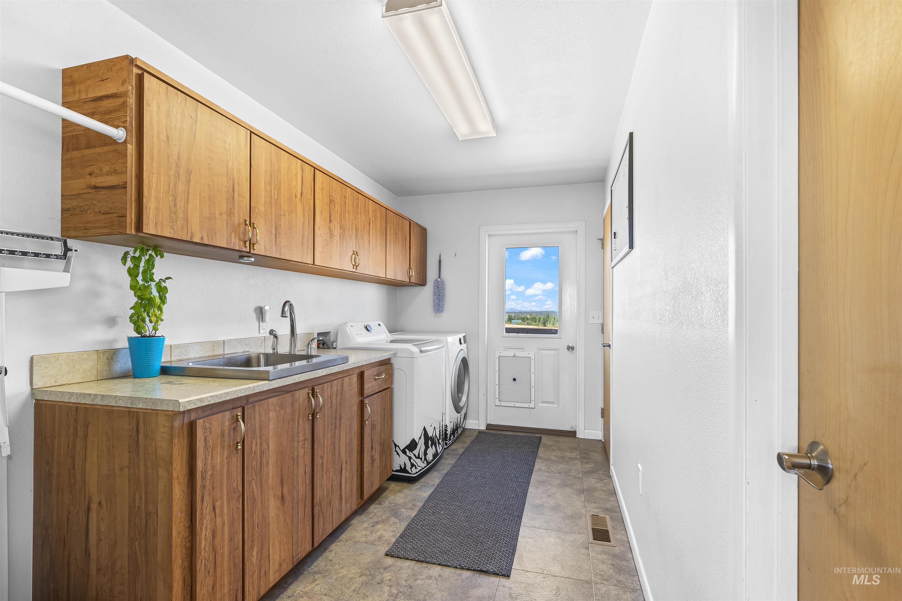 123 Glory Ln, Orofino, Idaho 83544, 3 Bedrooms, 3 Bathrooms, Residential For Sale, Price $549,000,MLS 98974398